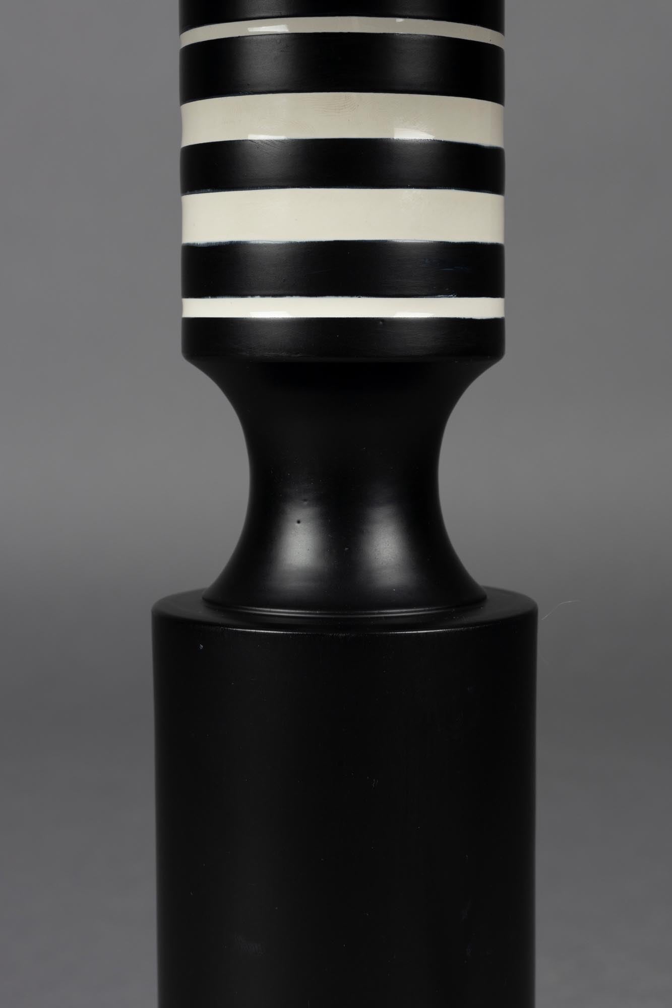 Die Tischlampe Virgil von Dutchbone kombiniert Retro-Design mit modernem Flair und sorgt für stilvolle Beleuchtung.