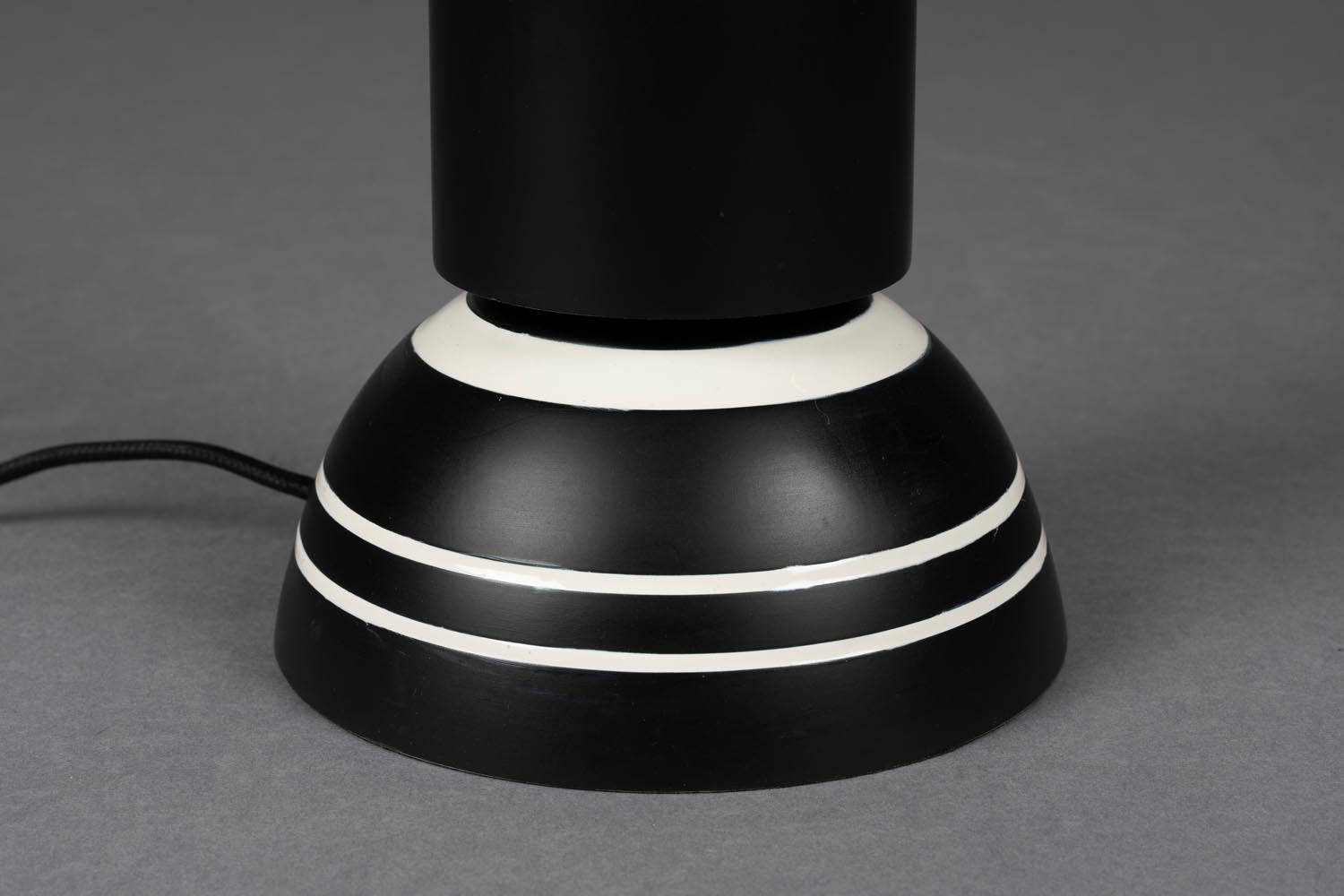 Die Tischlampe Virgil von Dutchbone vereint Vintage-Charme mit zeitgemäßem Stil und bietet eine elegante Lichtquelle.