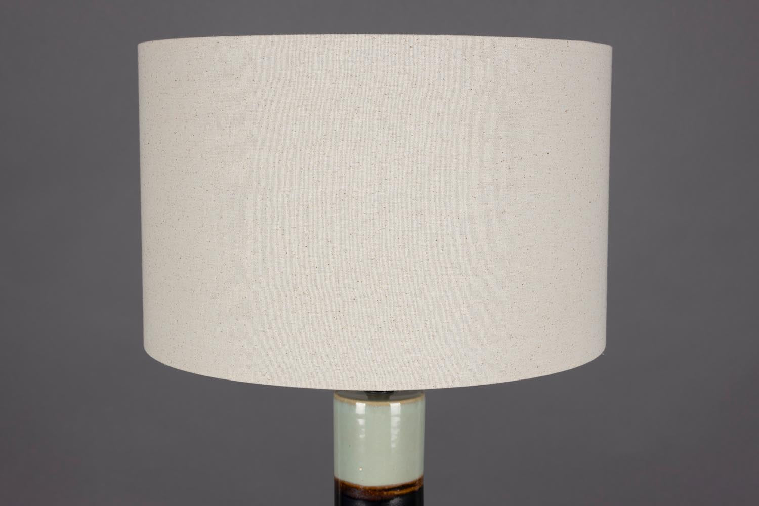 Die Stehlampe Vertigo von Dutchbone kombiniert modernes Design mit Funktionalität und verleiht jedem Raum Stil.