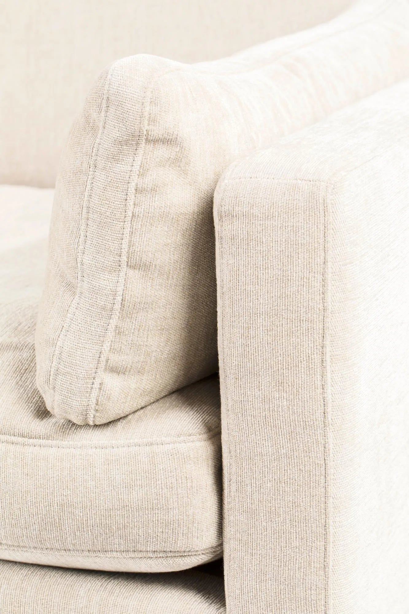 Das Zuiver Summer Sofa 3-Sitzer vereint modernes Design mit Komfort, perfekt für stilvolle und gemütliche Wohnräume.