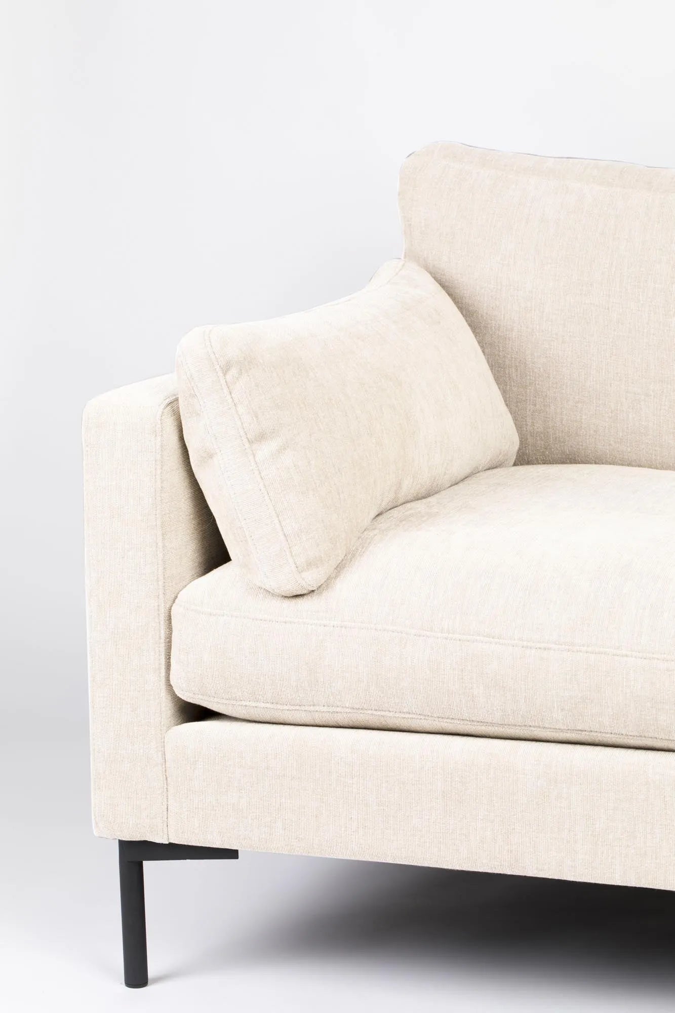 Das Zuiver Summer Sofa 3-Sitzer vereint zeitloses Design mit hohem Komfort, perfekt für moderne und einladende Wohnräume.