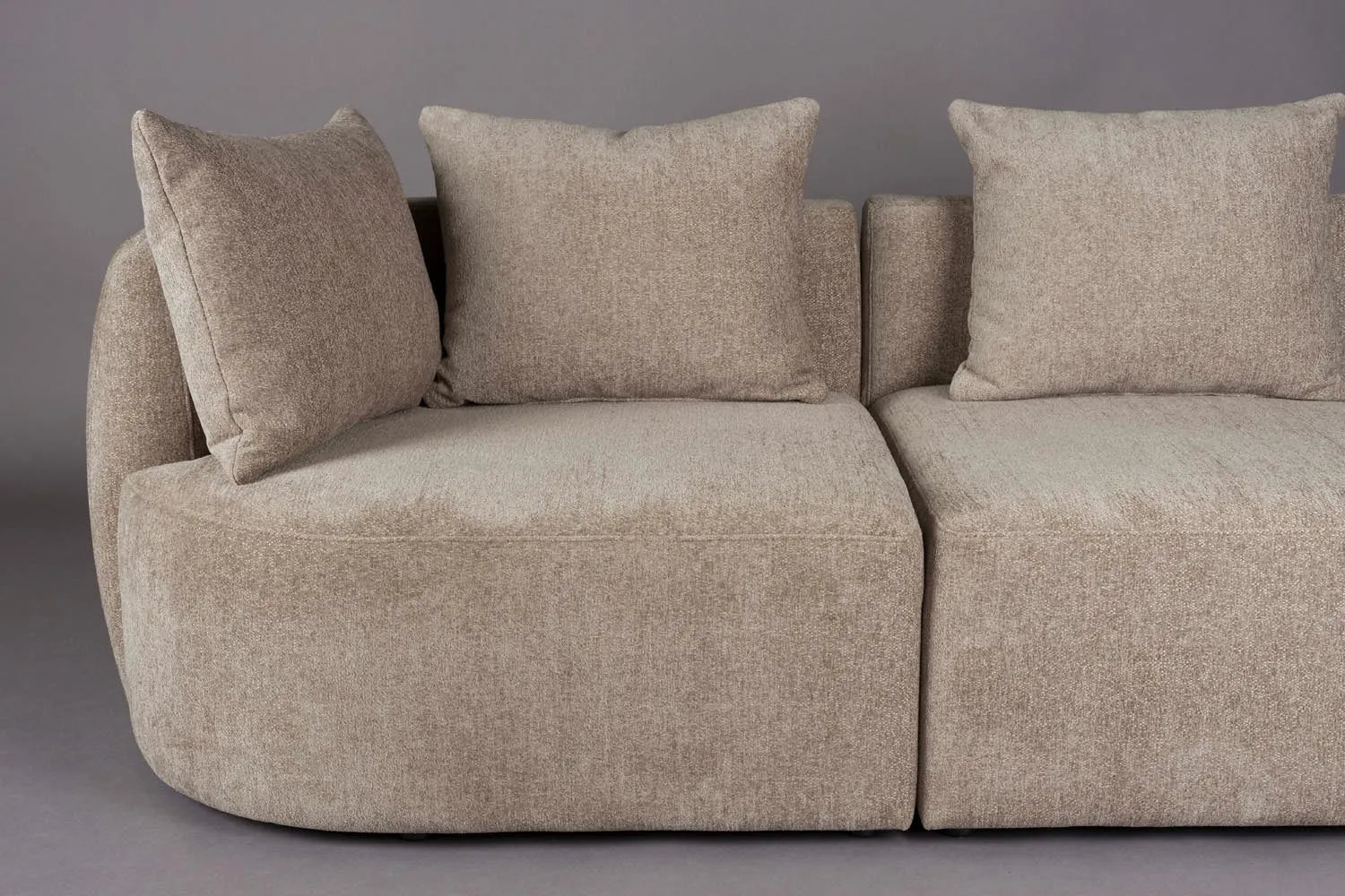 Das Rocca Sofa von Dutchbone: Ein modulares, stilvolles 4,5-Sitzer-Sofa mit weichem Stoff und natürlicher Eleganz.