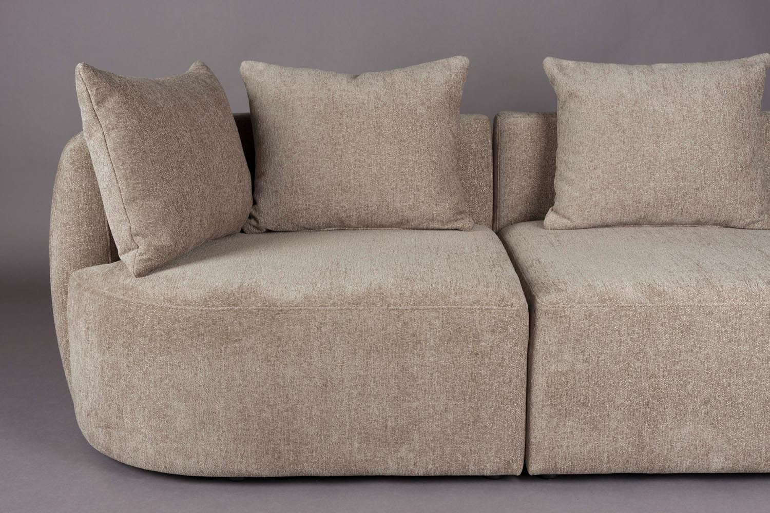 Das Rocca Sofa 4.5-Sitzer von Dutchbone kombiniert stilvolles Design mit Komfort, perfekt für zeitgemäße und einladende Wohnbereiche.