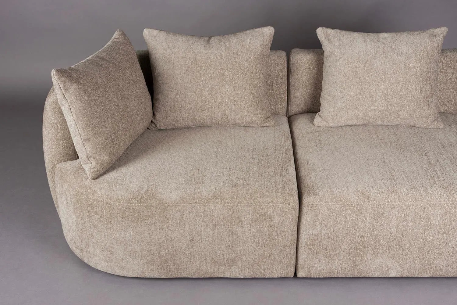 Das Rocca Sofa von Dutchbone: Ein modulares, stilvolles 4,5-Sitzer-Sofa mit weichem Stoff und natürlicher Eleganz.