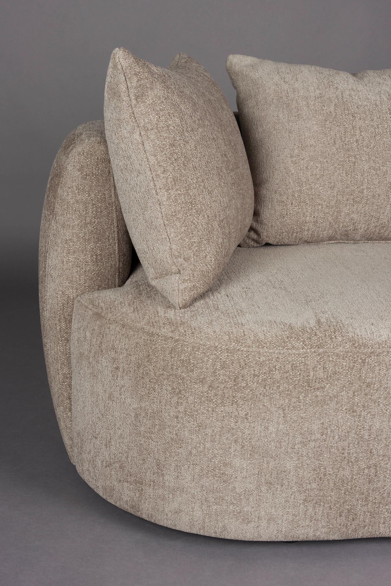 Das Dutchbone Rocca Sofa 4.5-Sitzer bietet elegantes Design und hohen Komfort, ideal für moderne und gemütliche Wohnräume.