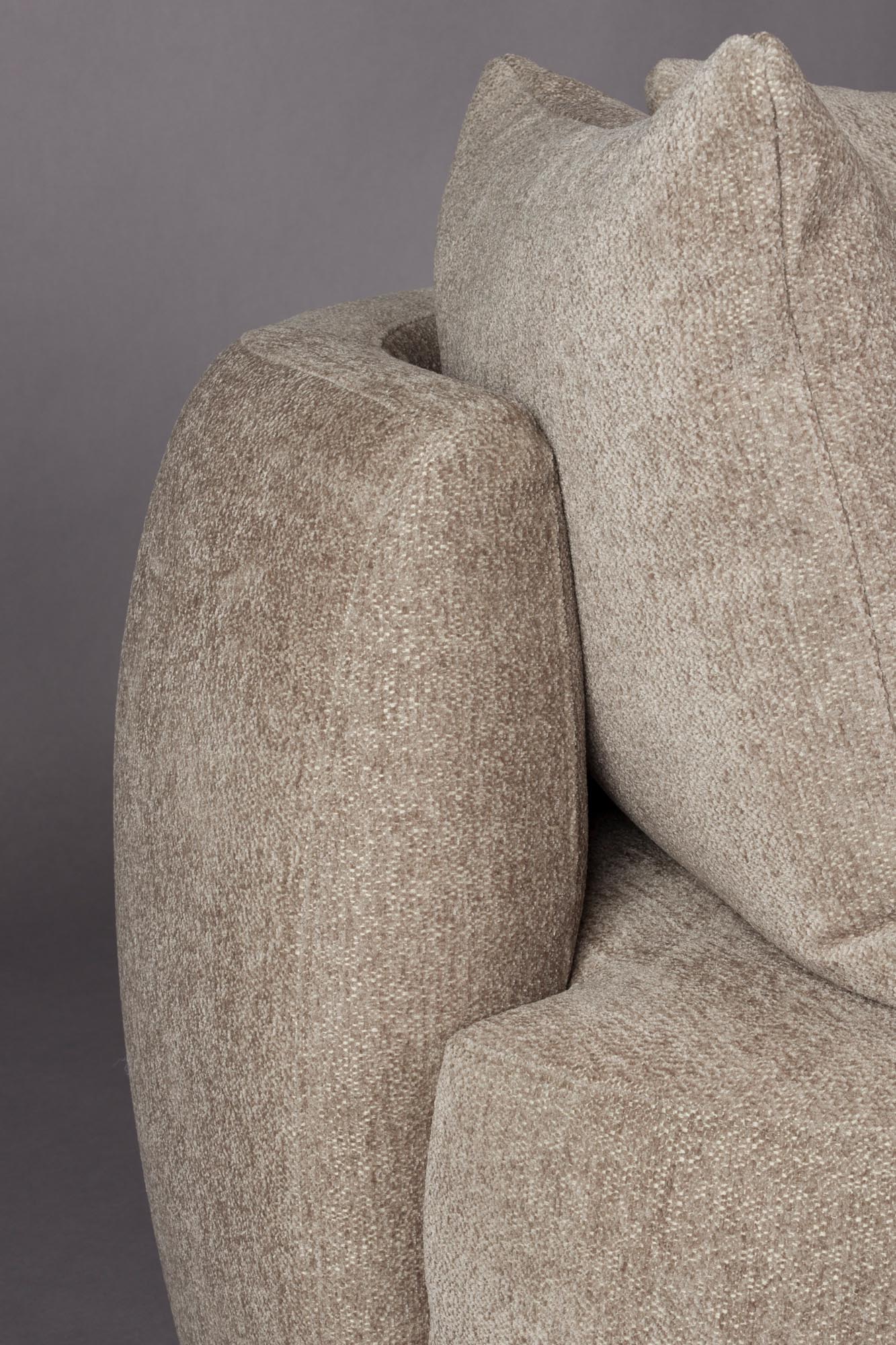 Das Rocca Sofa 4.5-Sitzer von Dutchbone kombiniert stilvolles Design mit Komfort, perfekt für zeitgemäße und einladende Wohnbereiche.