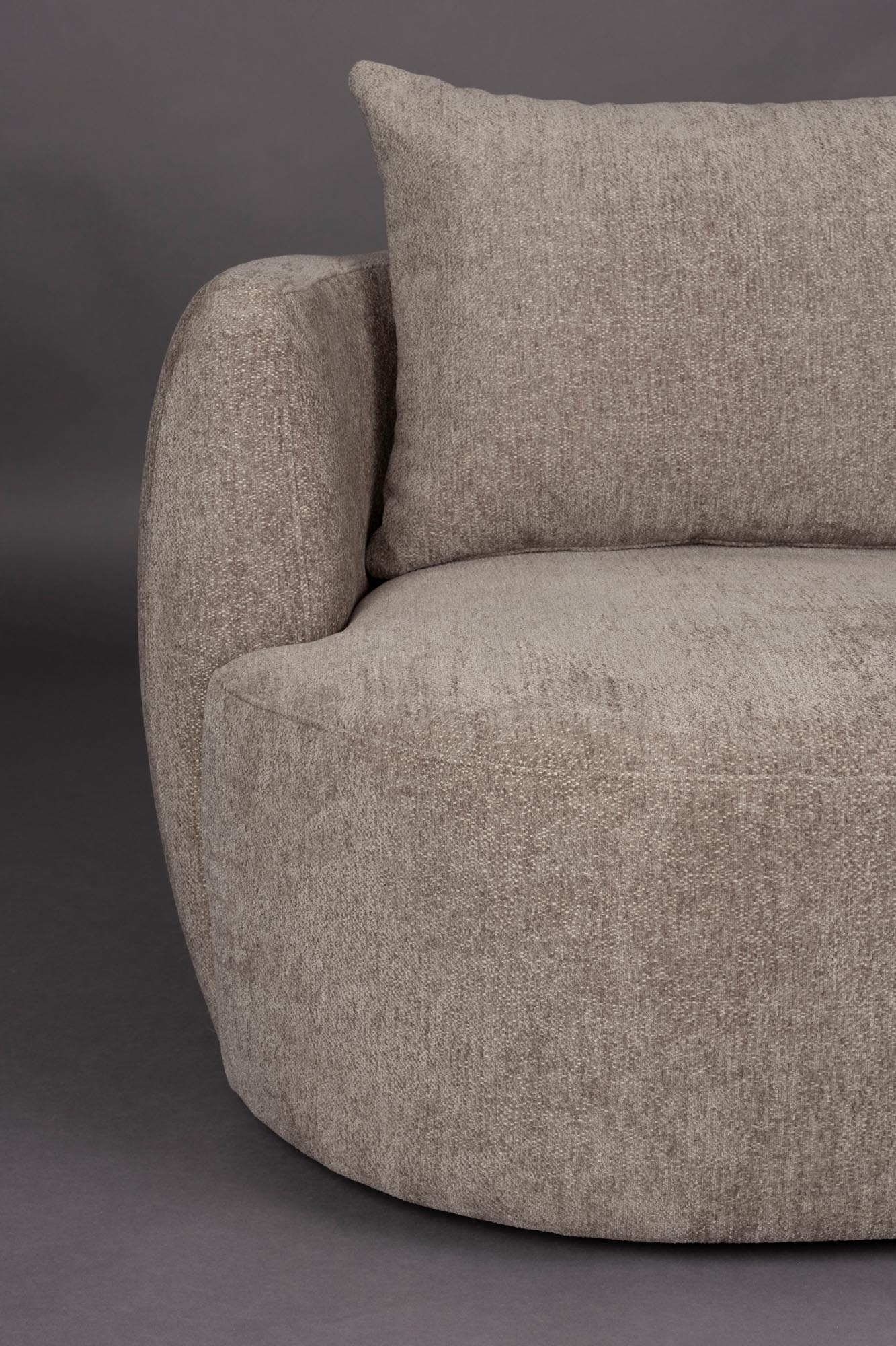 Der Dutchbone Rocca Lounge Stuhl kombiniert modernes Design mit Komfort, ideal für stilvolle und gemütliche Wohnbereiche.