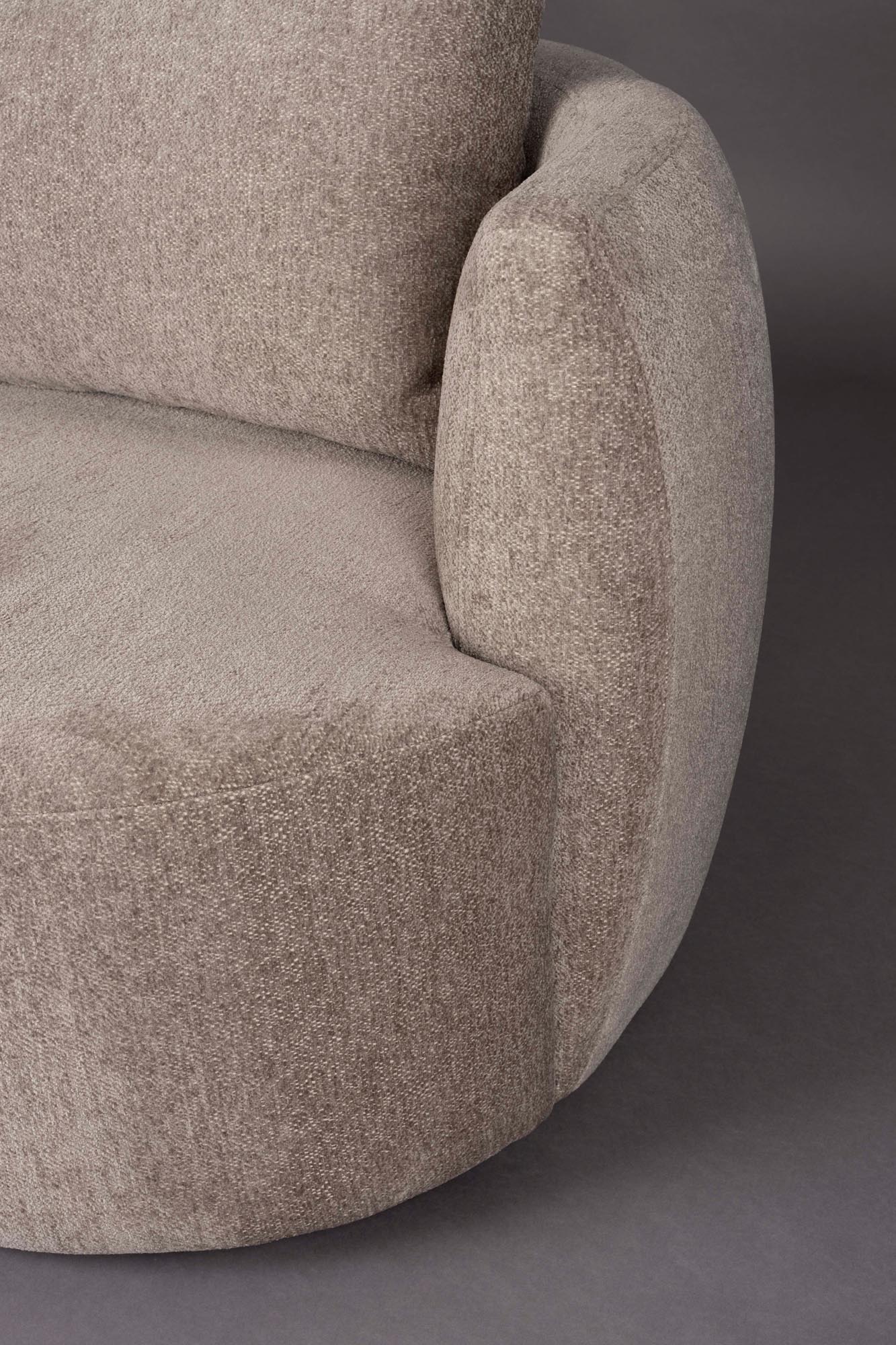 Der Rocca Lounge Stuhl von Dutchbone bietet stilvolles Design und Komfort, perfekt für moderne und gemütliche Wohnräume.