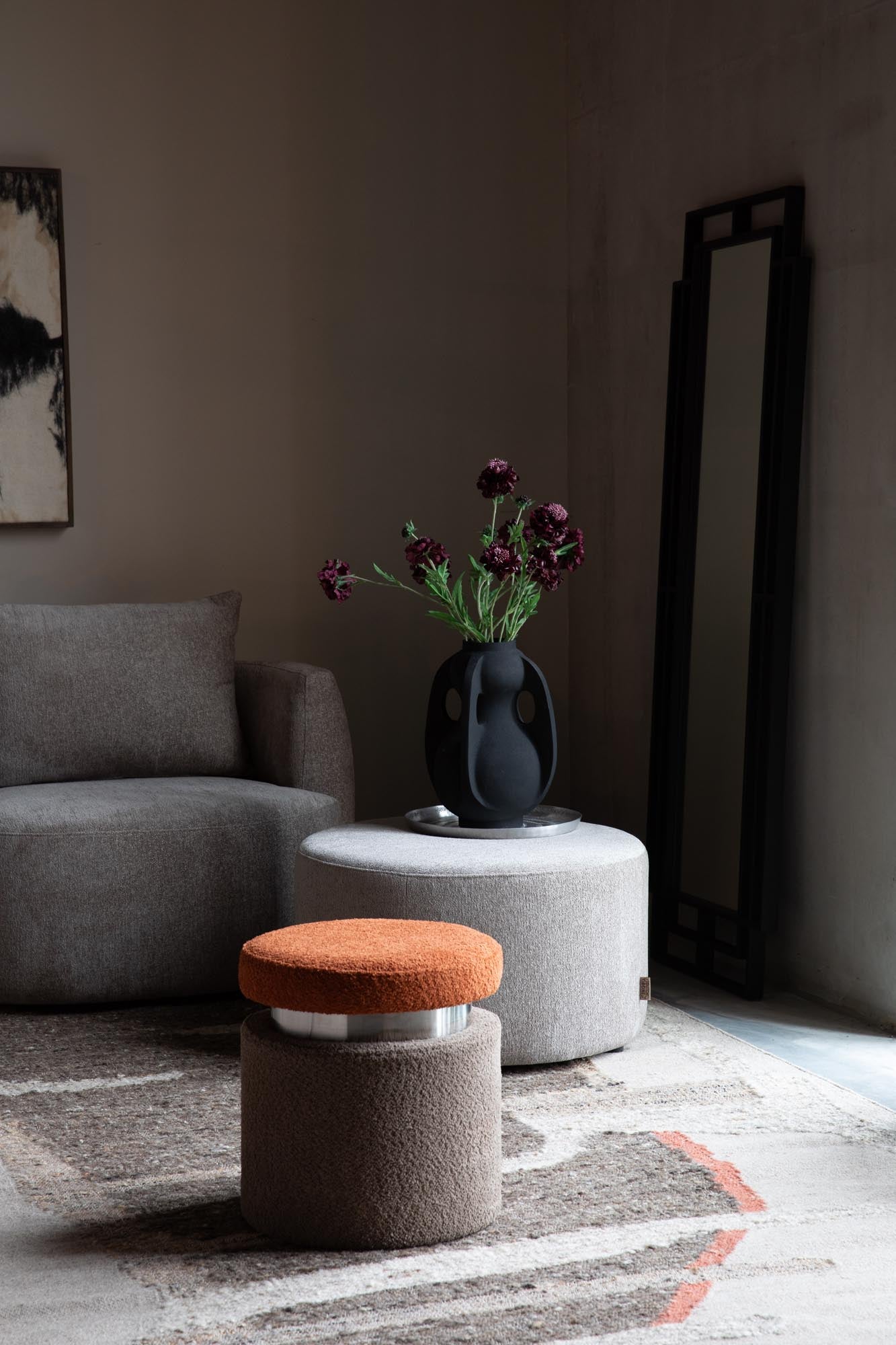 Der Rocca Pouf von Dutchbone besticht durch modernes Design, hochwertige Verarbeitung und vielseitige Einsatzmöglichkeiten.