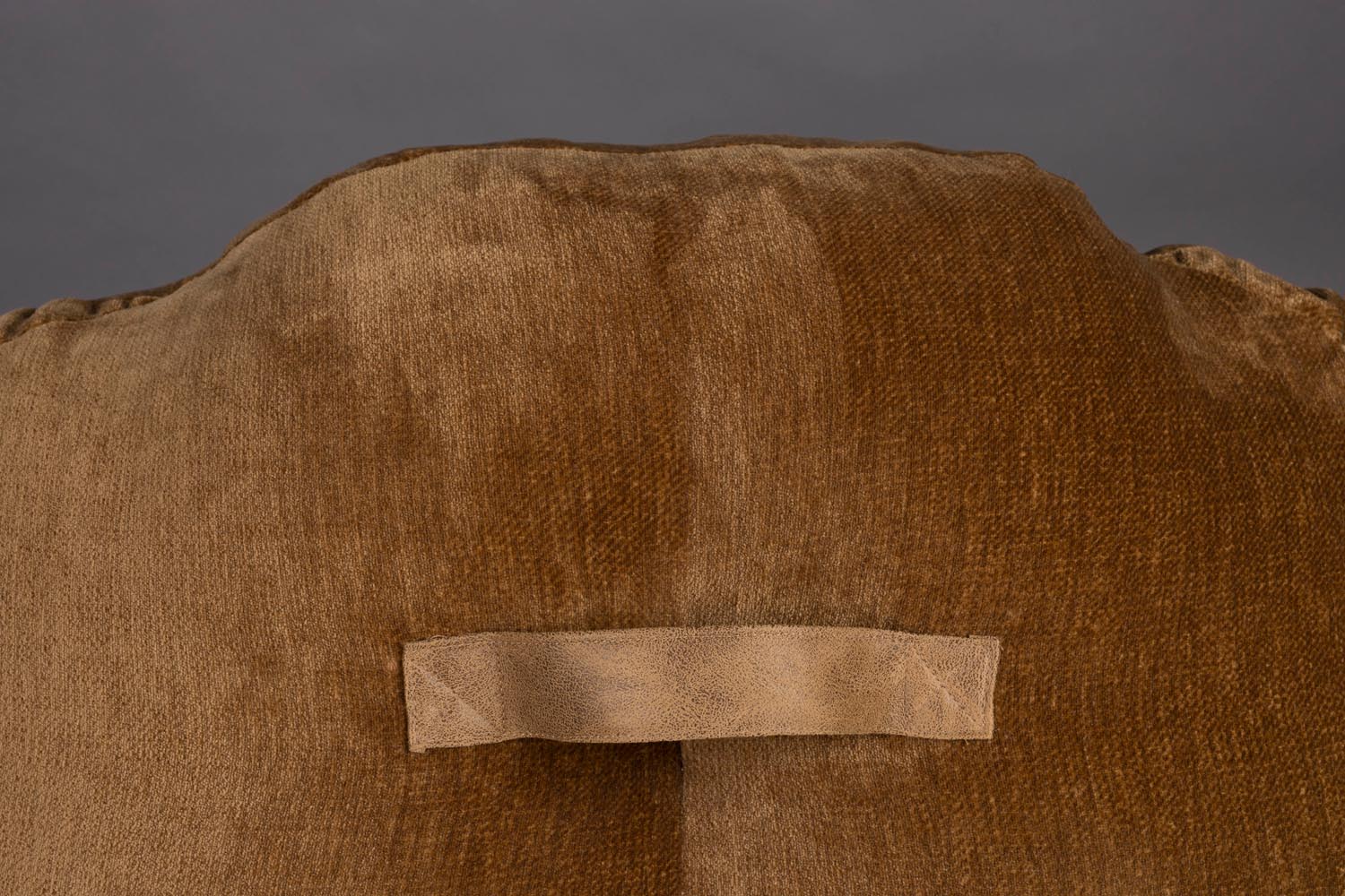 Der Tombag Loungesessel von Dutchbone kombiniert stilvolles Design mit Komfort, ideal für zeitgemäße und einladende Wohnräume.