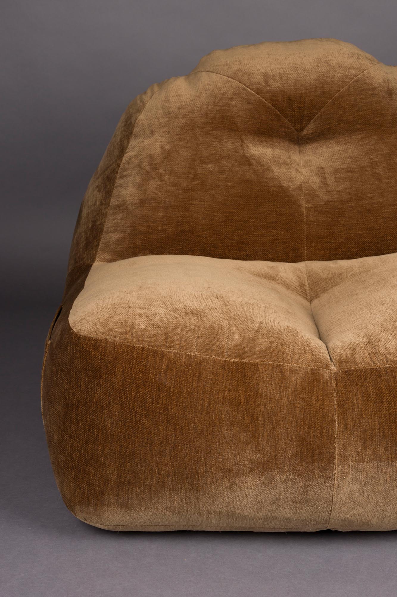 Der Loungesessel Tombag von Dutchbone vereint zeitloses Design mit Komfort, ideal für stilvolle und gemütliche Wohnbereiche.