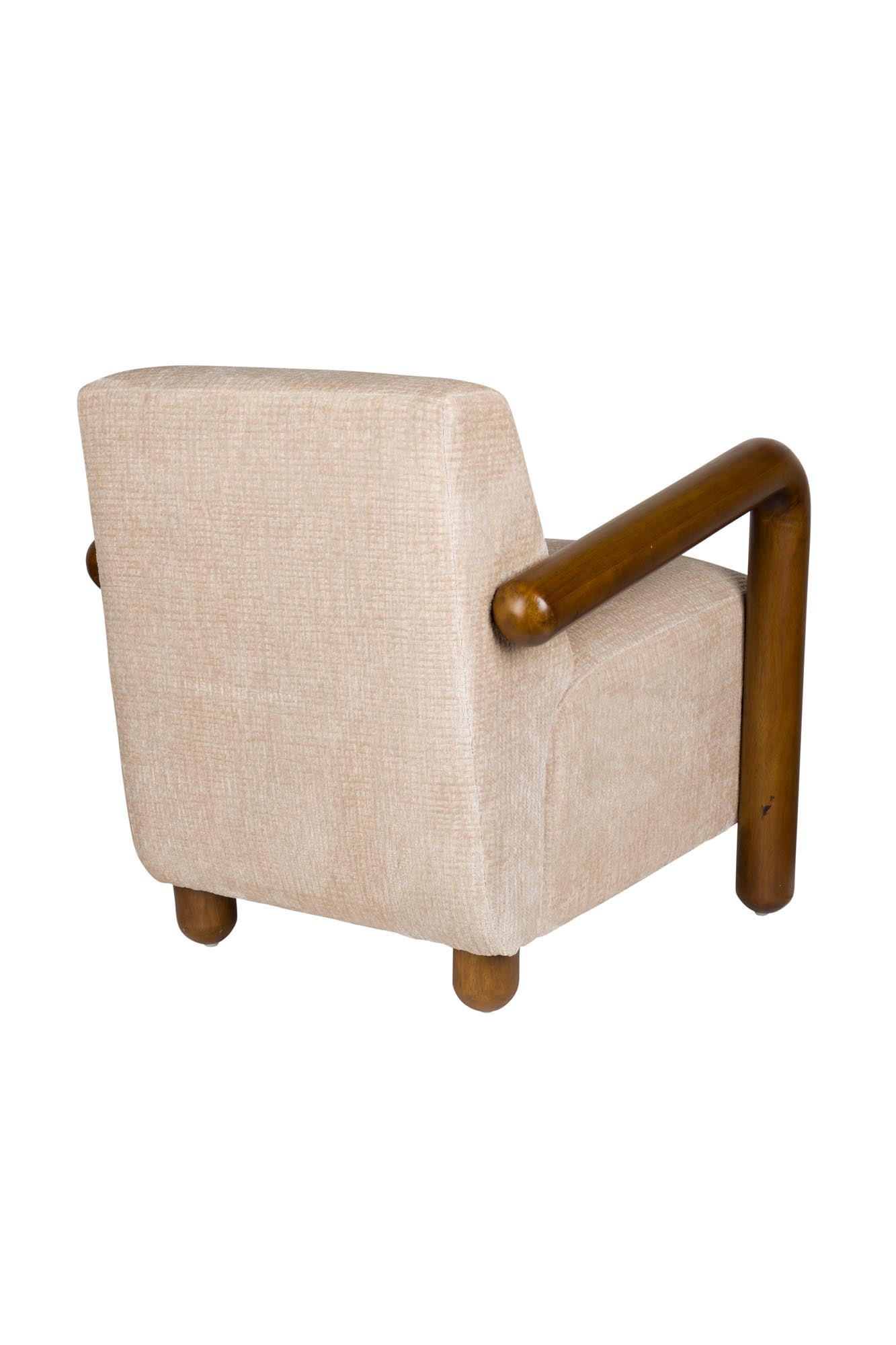 Der Loungesessel Robinson von Dutchbone vereint zeitgemäßes Design mit Komfort und ist ideal für elegante Wohnbereiche.