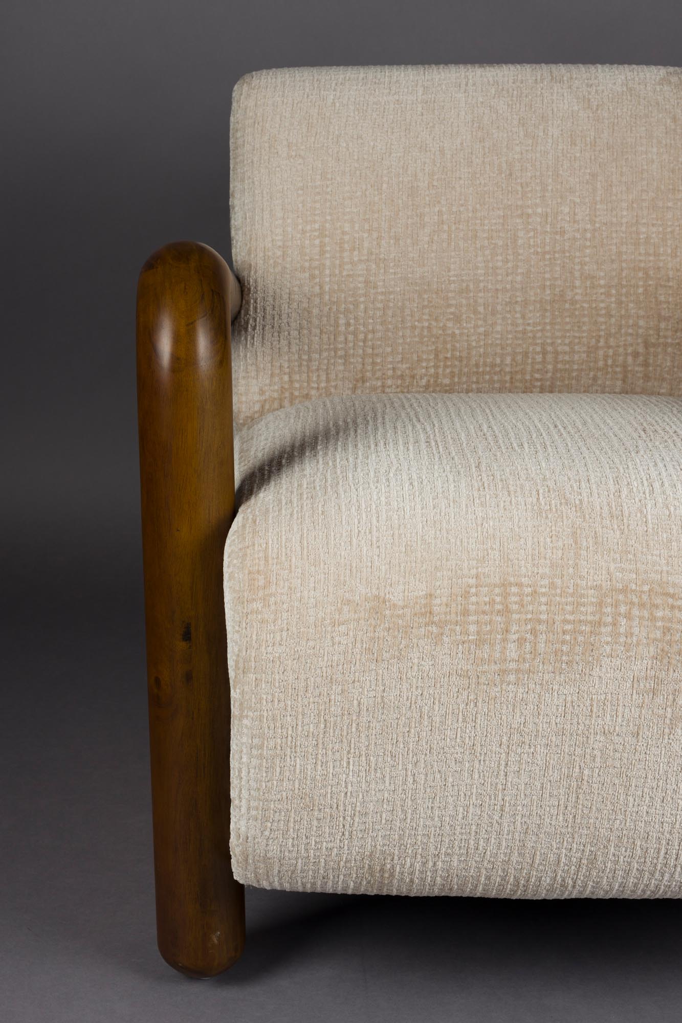 Der Loungesessel Robinson von Dutchbone kombiniert modernes Design mit Komfort und ist ideal für stilvolle Wohnräume.