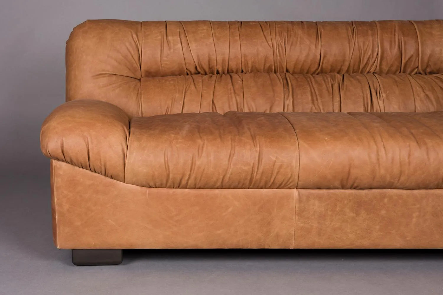 Das Douglas Sofa von Dutchbone: Eleganz trifft Komfort im Mid Century Design, mit Samt- oder Lederbezug.