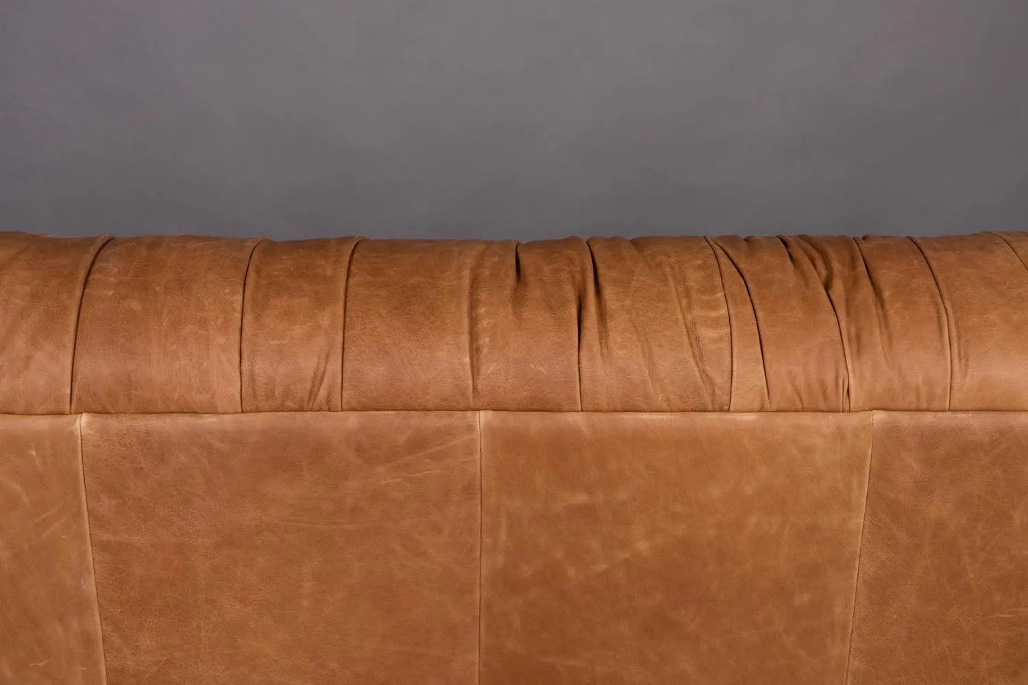 Das Douglas Sofa von Dutchbone: Eleganz trifft Komfort im Mid Century Design, mit Samt- oder Lederbezug.