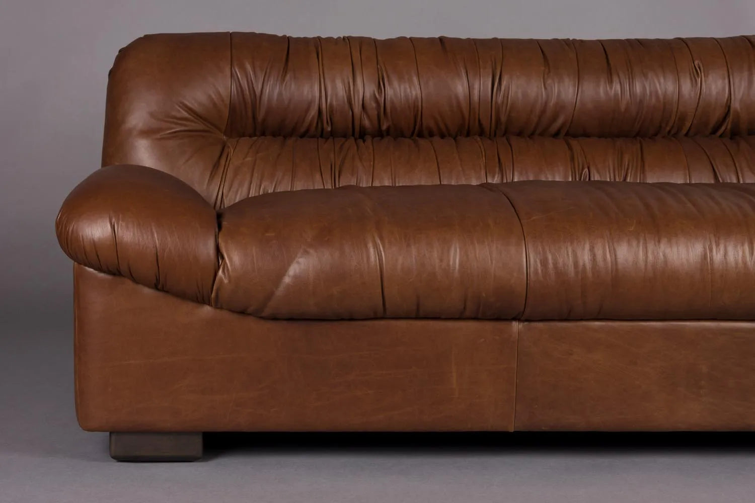 Das Douglas Sofa von Dutchbone: Eleganz trifft Komfort im Mid Century Design, mit Samt- oder Lederbezug.