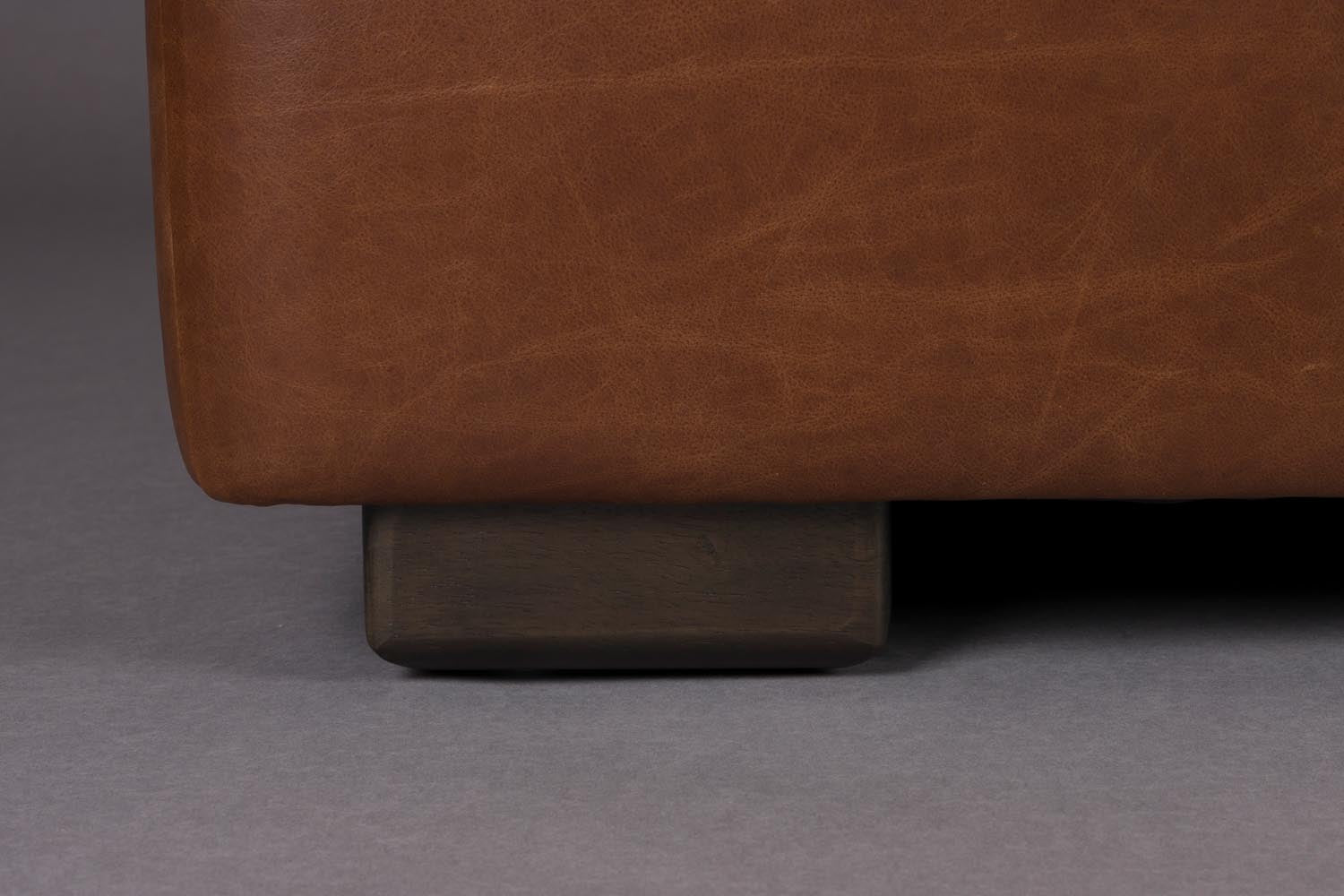Das Sofa Douglas von Dutchbone bietet elegantes Design und hohen Komfort, perfekt für zeitgemäße Wohnräume.