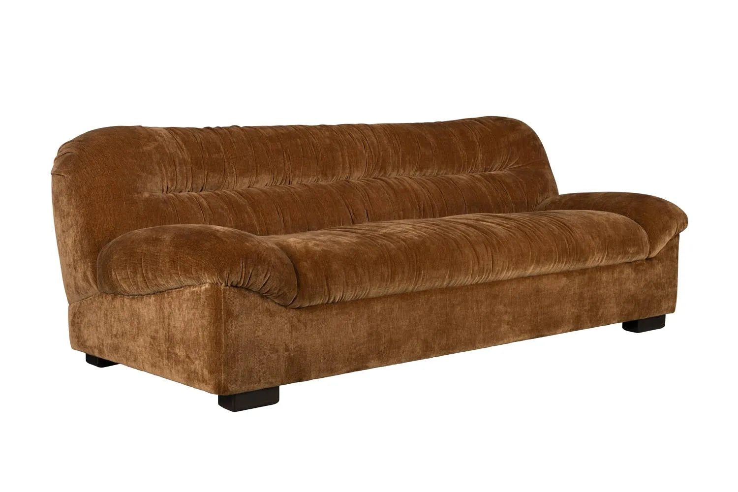 Das Douglas Sofa von Dutchbone: Eleganz trifft Komfort im Mid Century Design, mit Samt- oder Lederbezug.