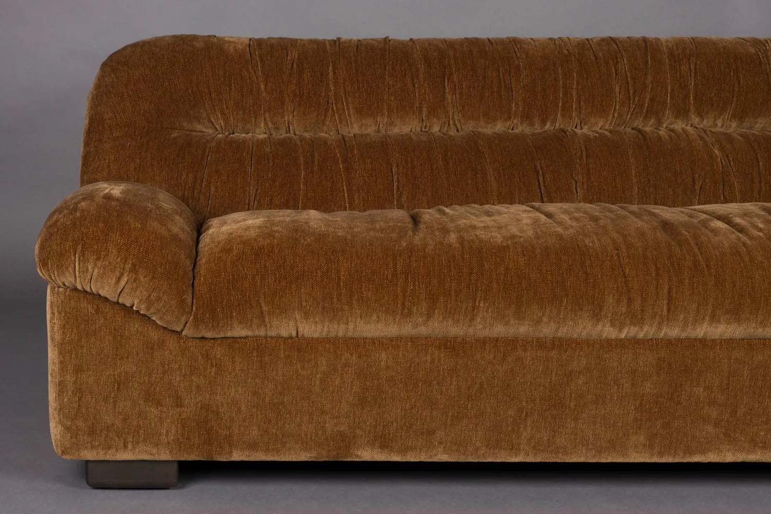 Das Douglas Sofa von Dutchbone: Eleganz trifft Komfort im Mid Century Design, mit Samt- oder Lederbezug.