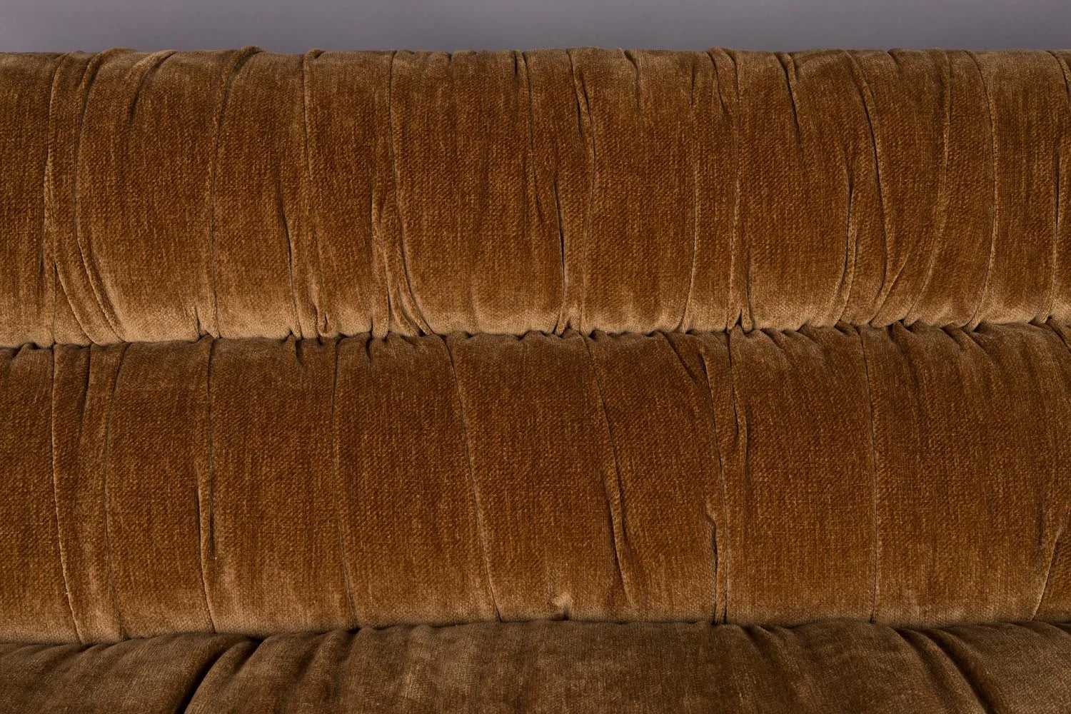 Das Douglas Sofa von Dutchbone: Eleganz trifft Komfort im Mid Century Design, mit Samt- oder Lederbezug.