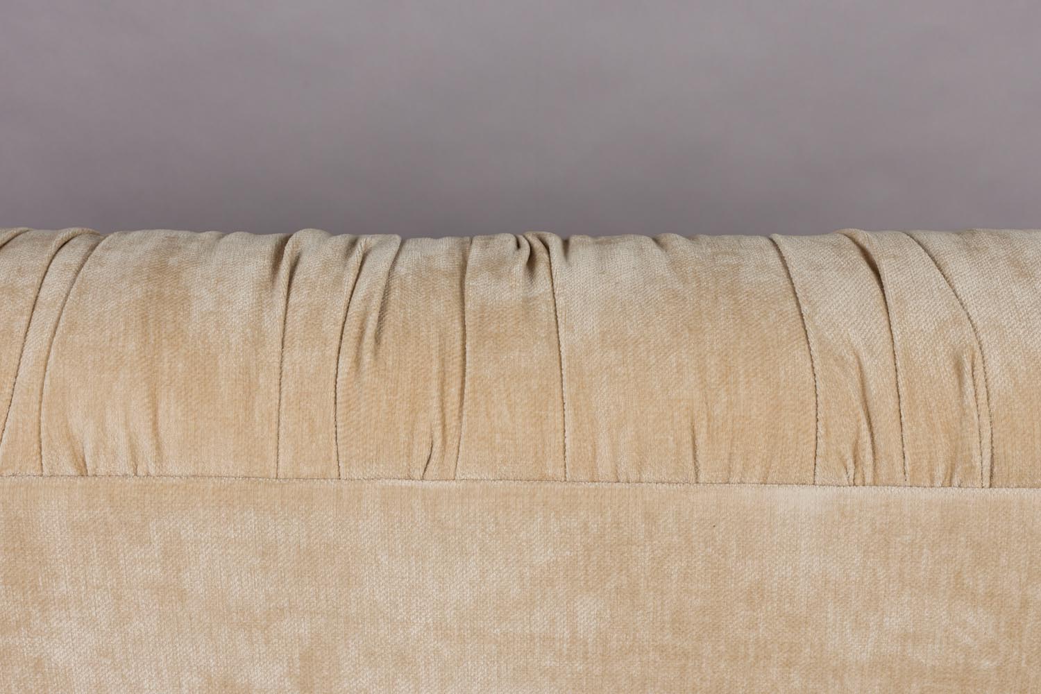 Das Sofa Douglas von Dutchbone bietet elegantes Design und hohen Komfort, perfekt für zeitgemäße Wohnräume.