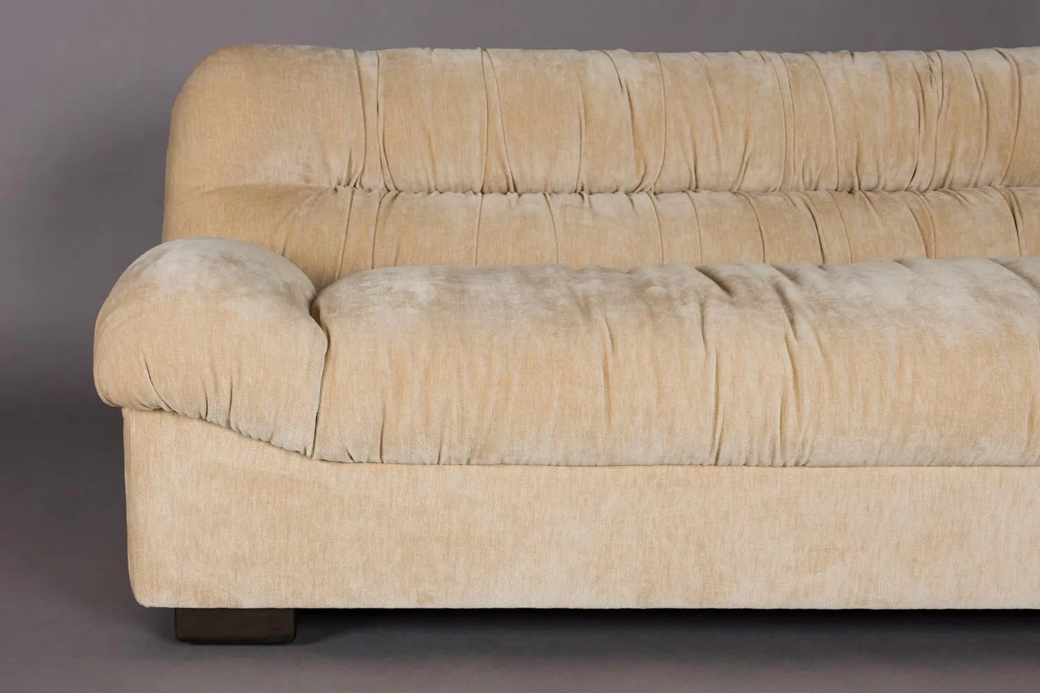 Das Douglas Sofa von Dutchbone: Eleganz trifft Komfort im Mid Century Design, mit Samt- oder Lederbezug.