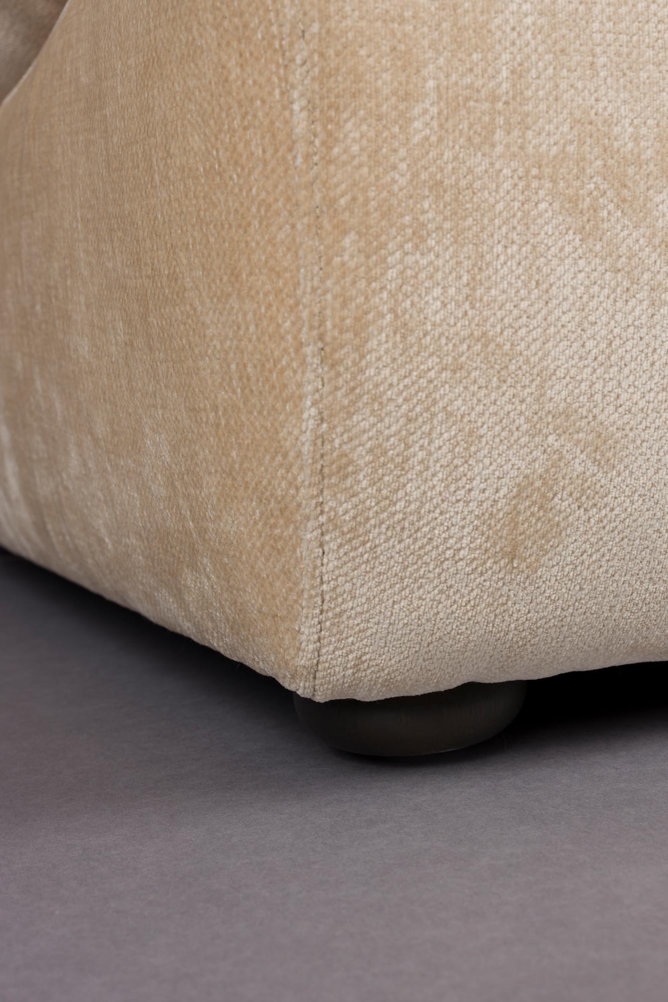 Der Loungesessel Radley von Dutchbone kombiniert stilvolles Design mit Komfort, ideal für zeitgemäße Wohnbereiche.