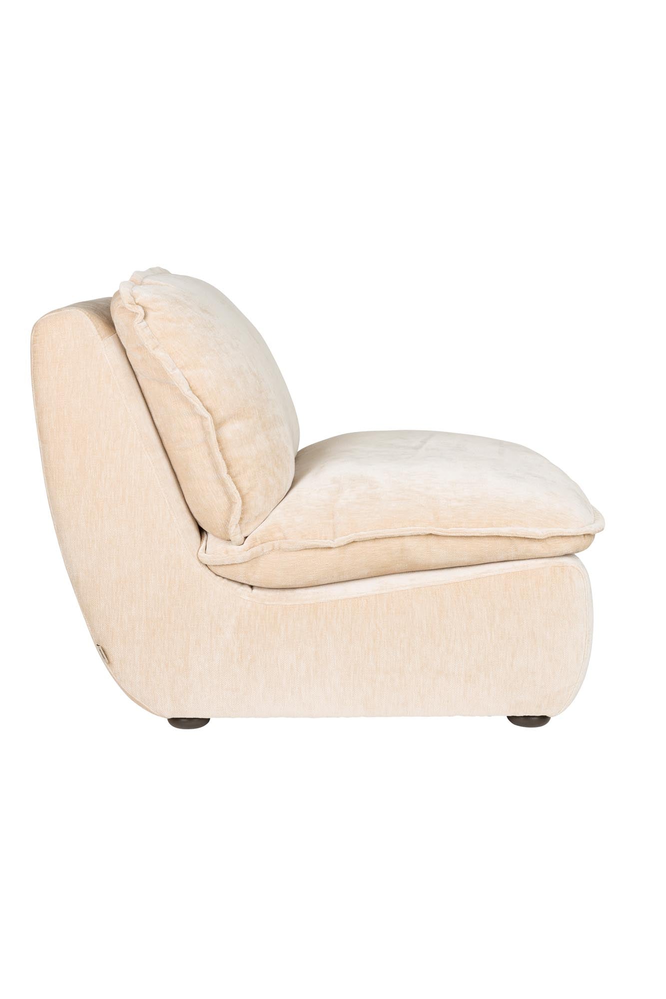 Eleganter Loungesessel Radley von Dutchbone, mit stilvollem Design und hohem Komfort, ideal für moderne Wohnräume.