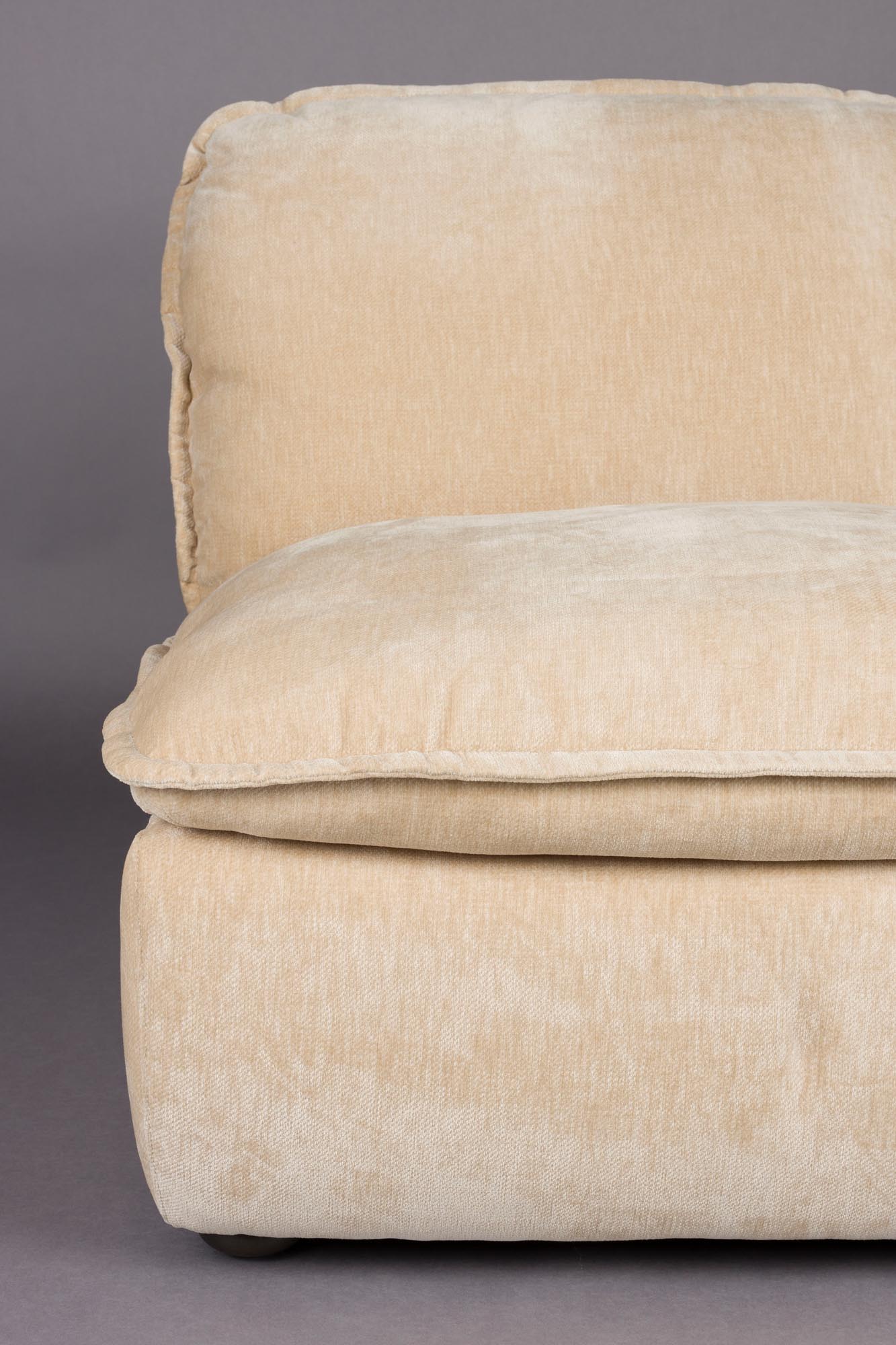 Eleganter Loungesessel Radley von Dutchbone, modern gestaltet, mit erstklassigem Komfort und ideal für stilvolle Wohnräume.