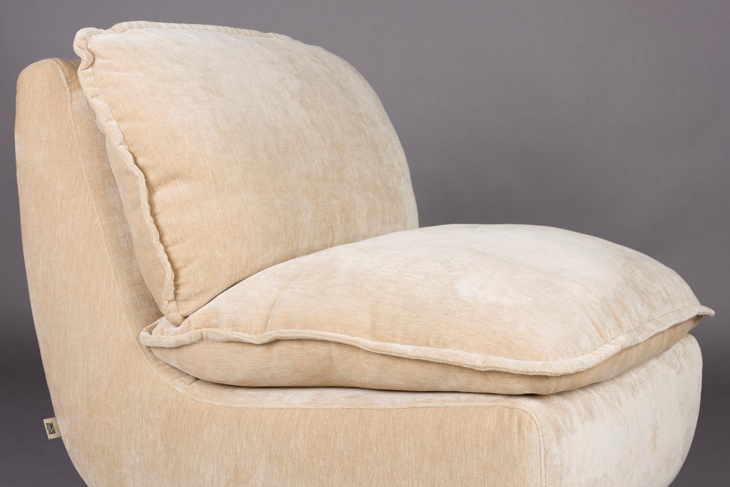 Der Loungesessel Radley von Dutchbone bietet modernen Stil und Komfort, perfekt für elegante und gemütliche Wohnräume.