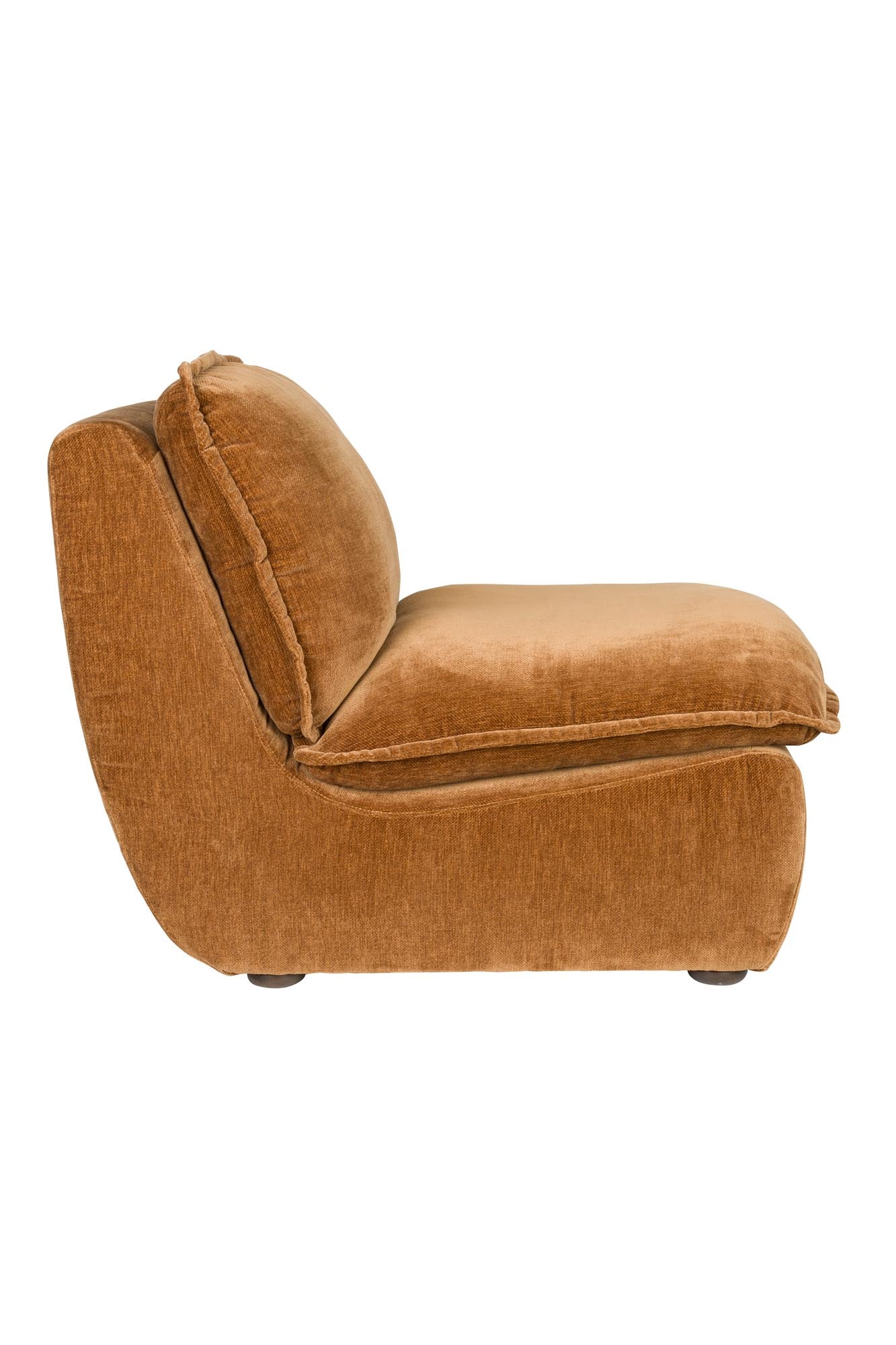Der Loungesessel Radley von Dutchbone bietet stilvolles Design und Komfort, ideal für moderne und gemütliche Wohnräume.
