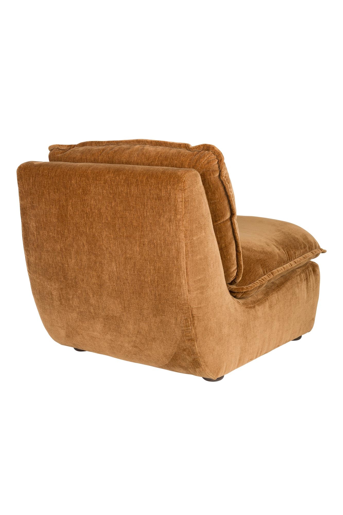Der Loungesessel Radley von Dutchbone bietet stilvollen Komfort und modernes Design für gemütliche Wohnräume.