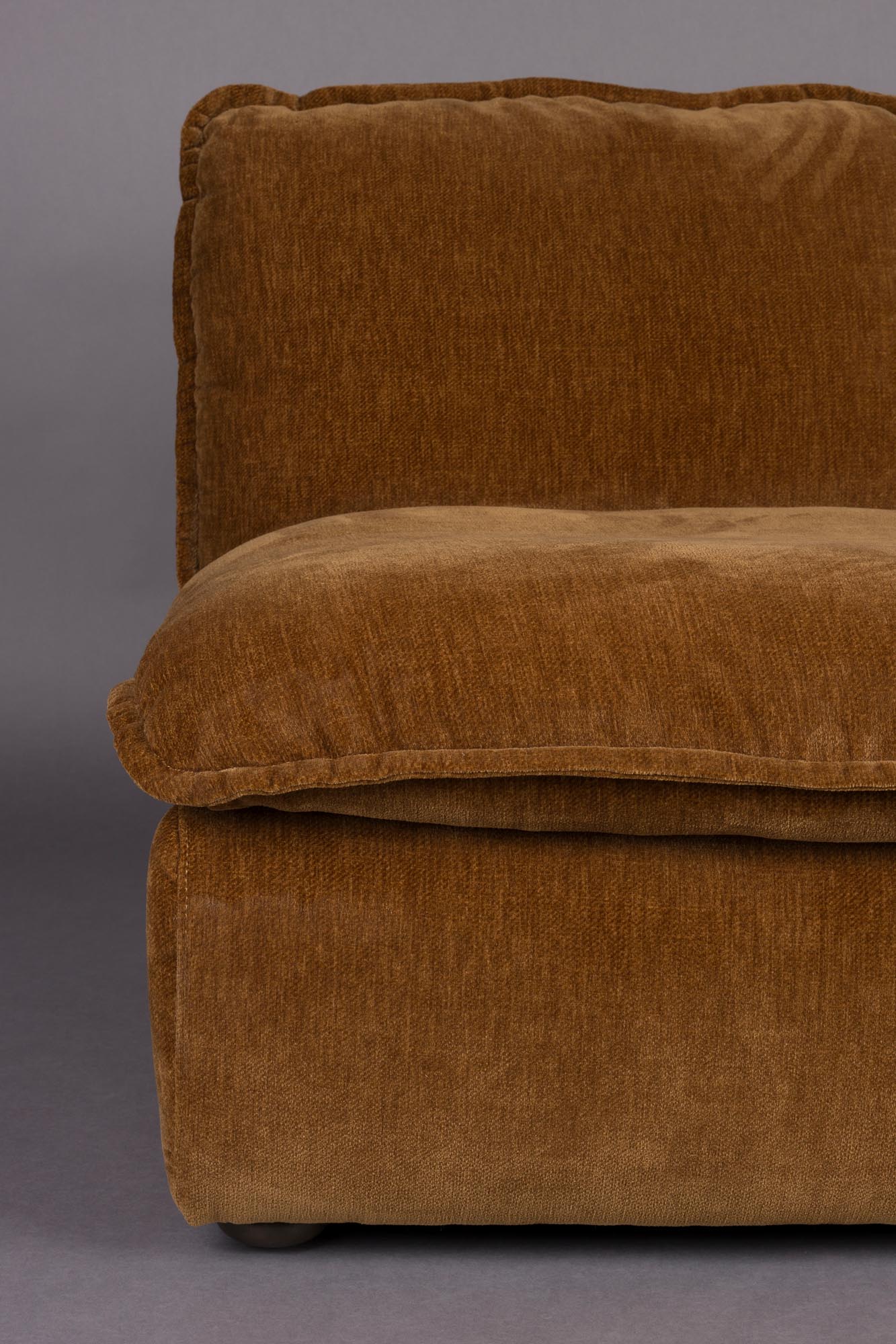 Der Loungesessel Radley von Dutchbone bietet stilvollen Komfort und modernes Design für gemütliche Wohnbereiche.