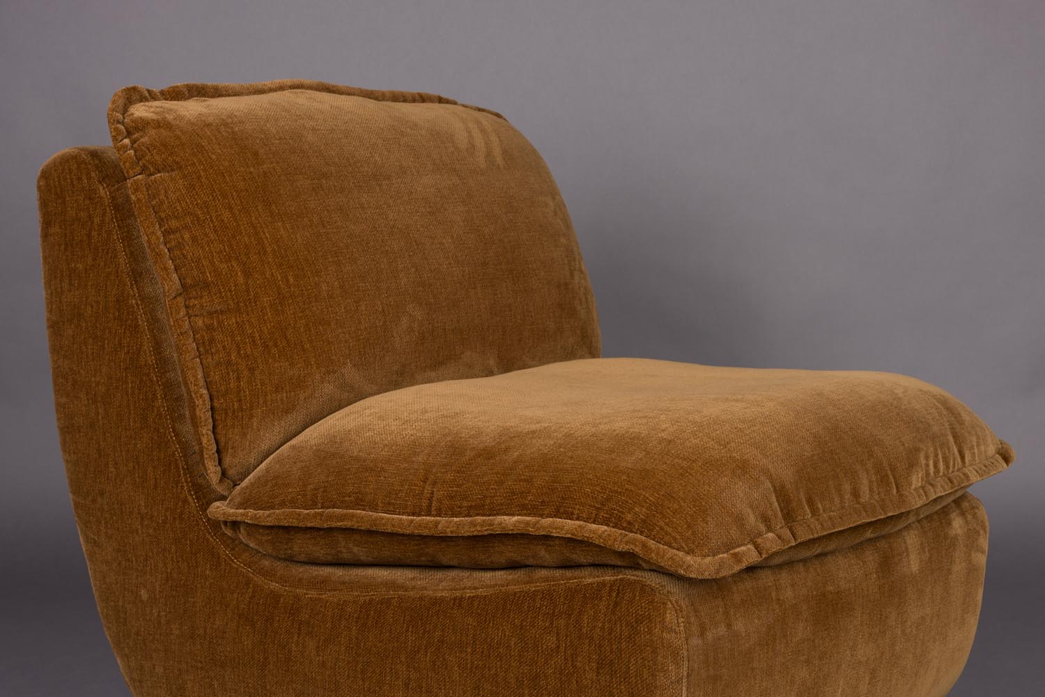 Der Loungesessel Radley von Dutchbone bietet stilvollen Komfort und modernes Design für elegante Wohnbereiche.