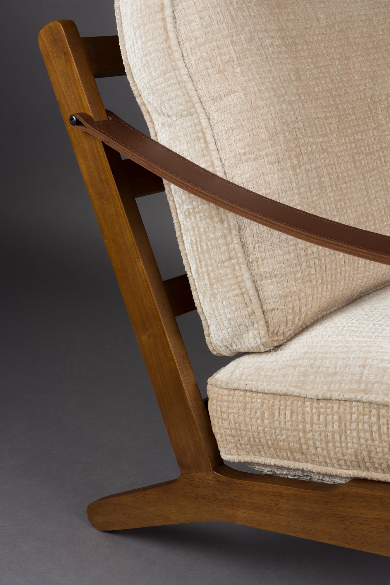 Der Loungesessel Washington von Dutchbone vereint modernes Design, Komfort und Qualität für stilvolle Wohnräume.