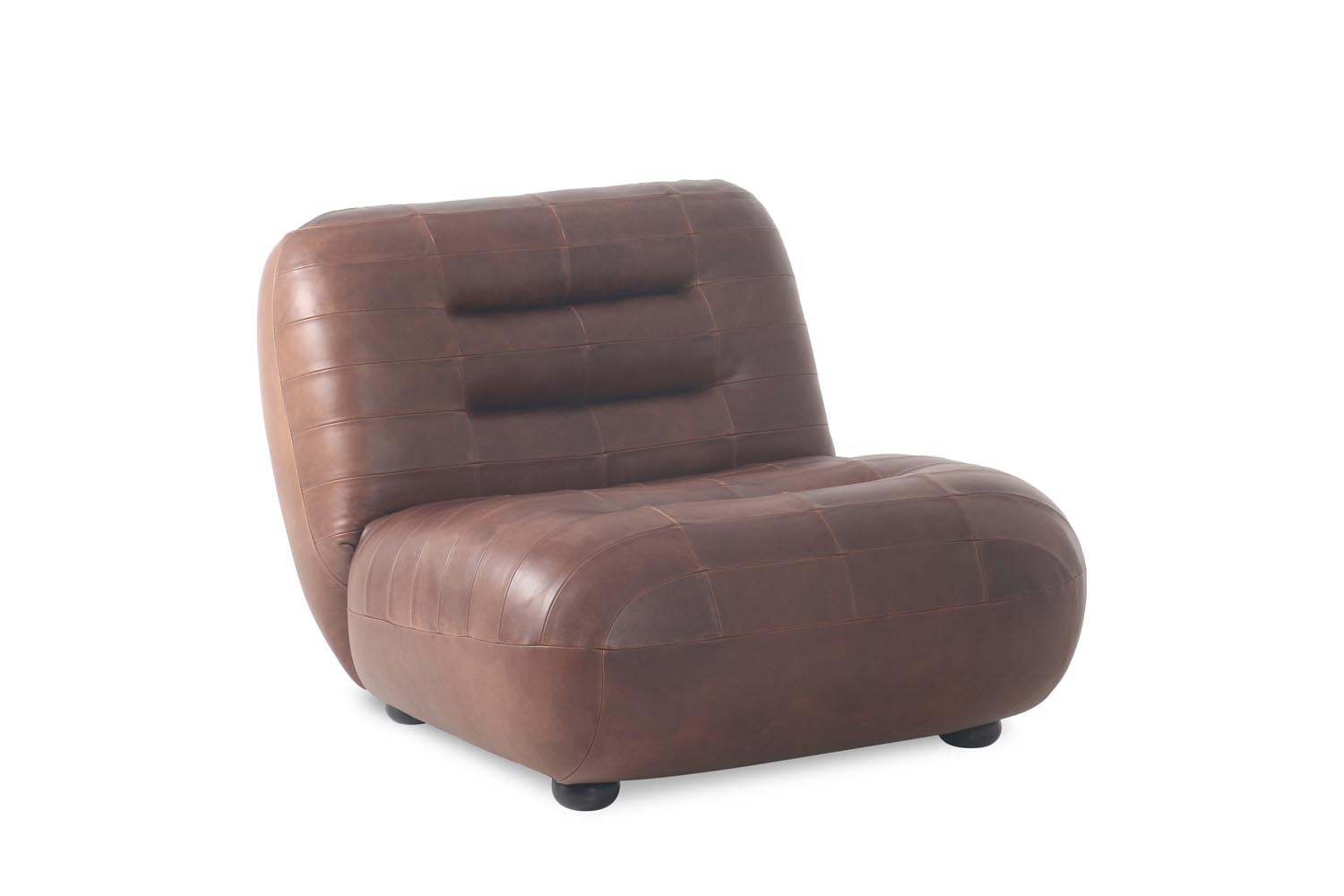 Eleganter Loungesessel Wyatt von Dutchbone, mit stilvollem Design und hohem Komfort, ideal für moderne Wohnräume.