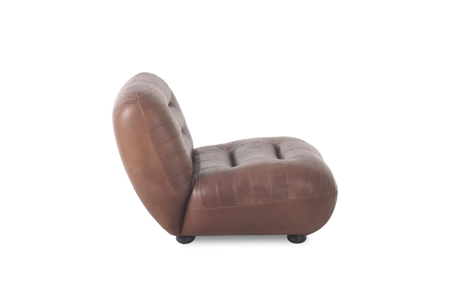 Der Wyatt Loungesessel von Dutchbone vereint zeitloses Design mit Komfort, ideal für moderne und elegante Wohnräume.
