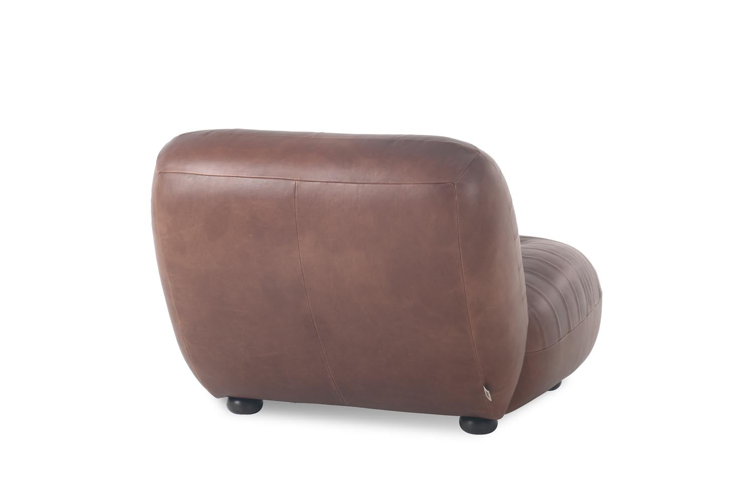 Der Loungesessel Wyatt von Dutchbone vereint stilvolle Eleganz mit hohem Komfort und wird zum Highlight in jedem Raum.