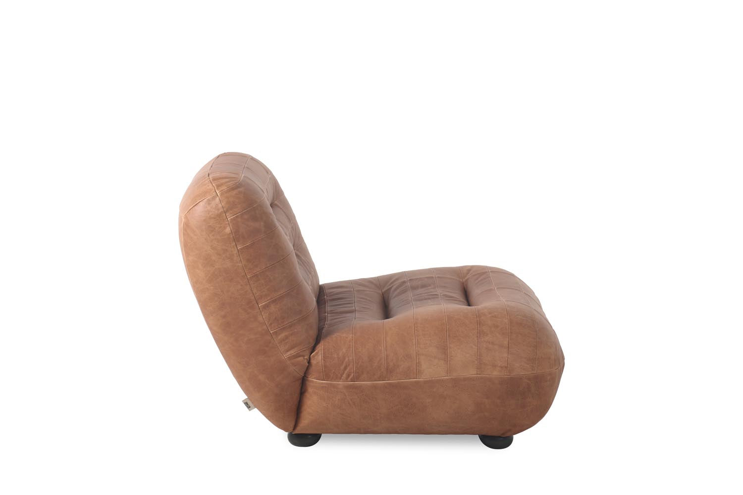 Der Wyatt Loungesessel von Dutchbone vereint modernes Design mit Komfort, ideal für stilvolle und gemütliche Wohnräume.