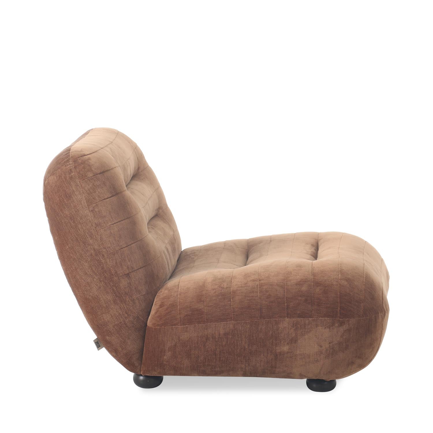 Der Wyatt Loungesessel von Dutchbone vereint modernes Design mit Komfort, ideal für stilvolle Wohnräume.