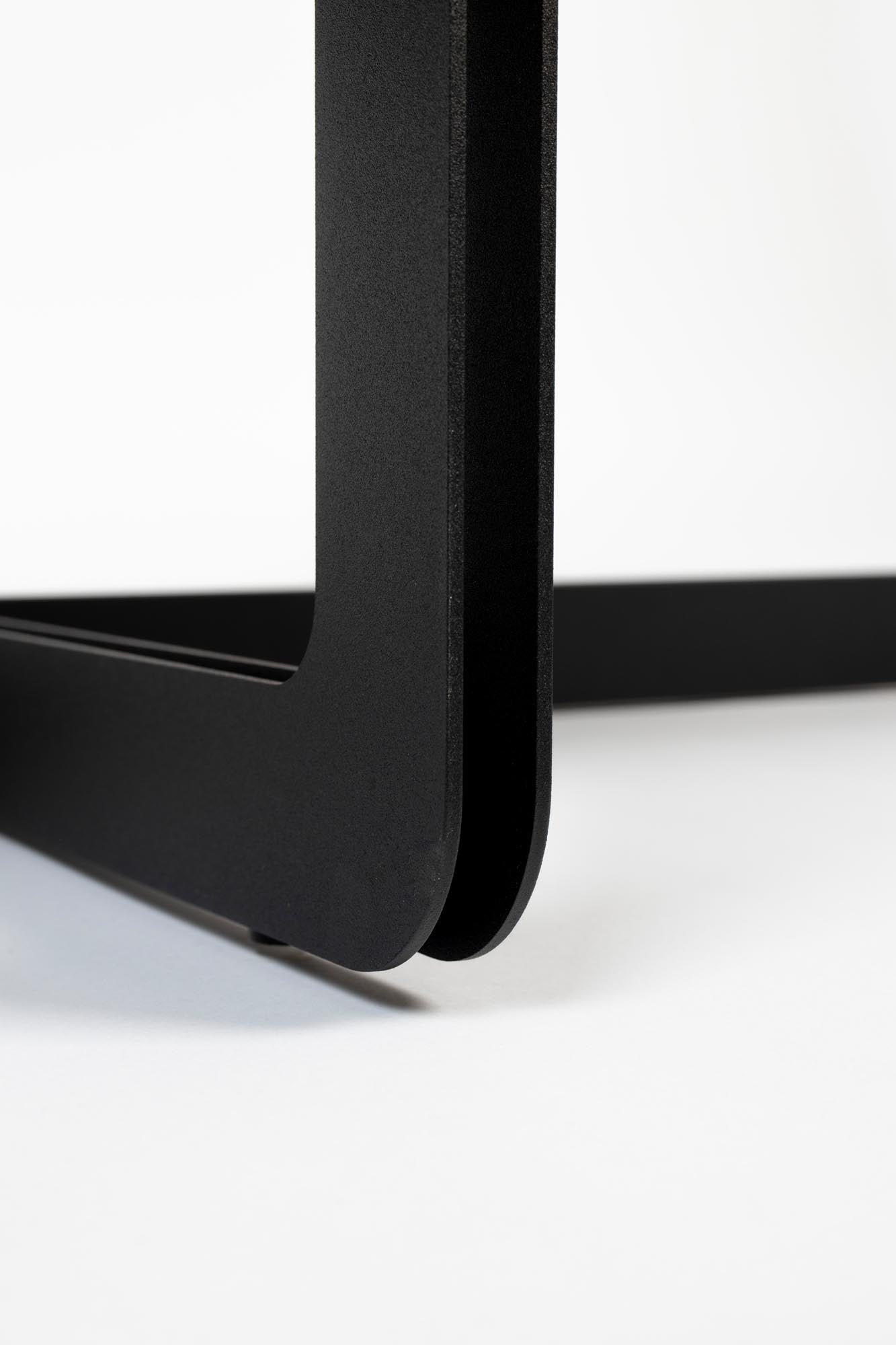Moderner runder Couchtisch von Zuiver, stilvolles Design, hochwertige Verarbeitung, ideal für zeitgemäße Wohnräume.