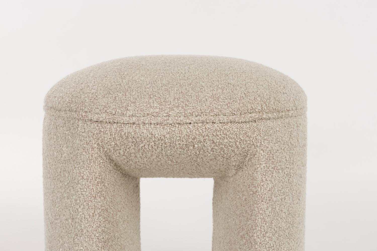 Der Hocker Noxx vereint elegantes Design mit Funktionalität, gefertigt aus langlebigem Polyester für vielseitige Nutzung.