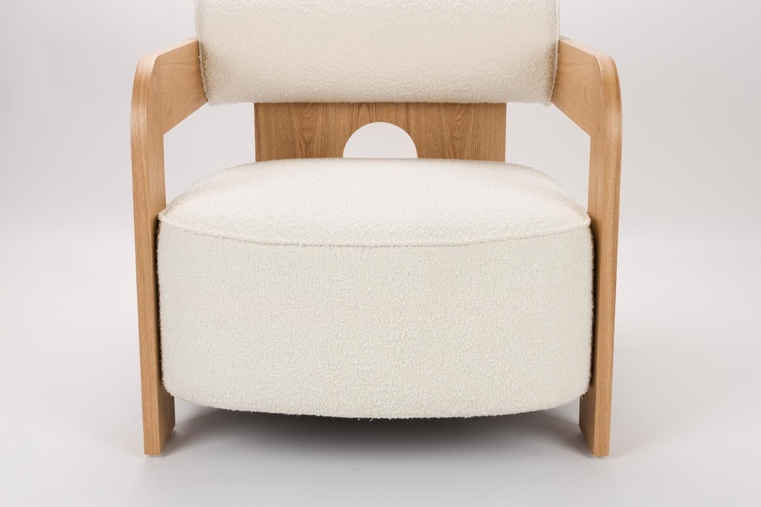 Moderner Oolong Sessel von Zuiver, vereint stilvolles Design mit Komfort, ideal für zeitgemäße Wohnräume.