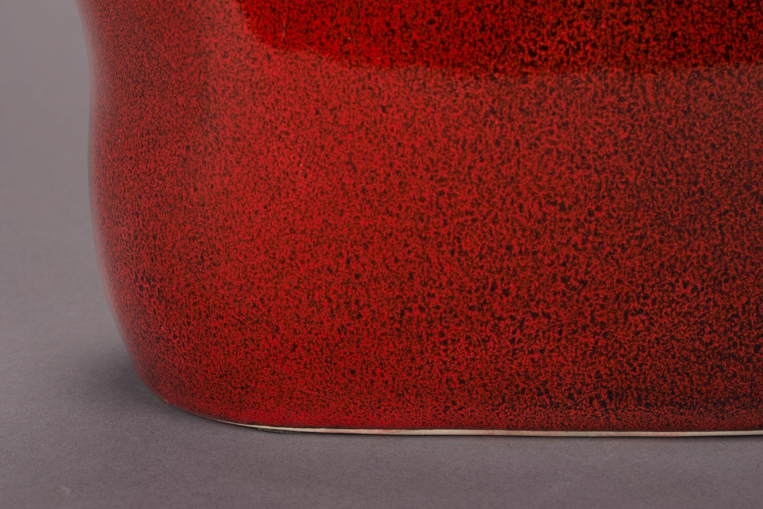 Elegante Keramikvase Edna M: Stilvoll, vielseitig, ideal für Blumenarrangements. Zeitloses Design für jeden Raum.