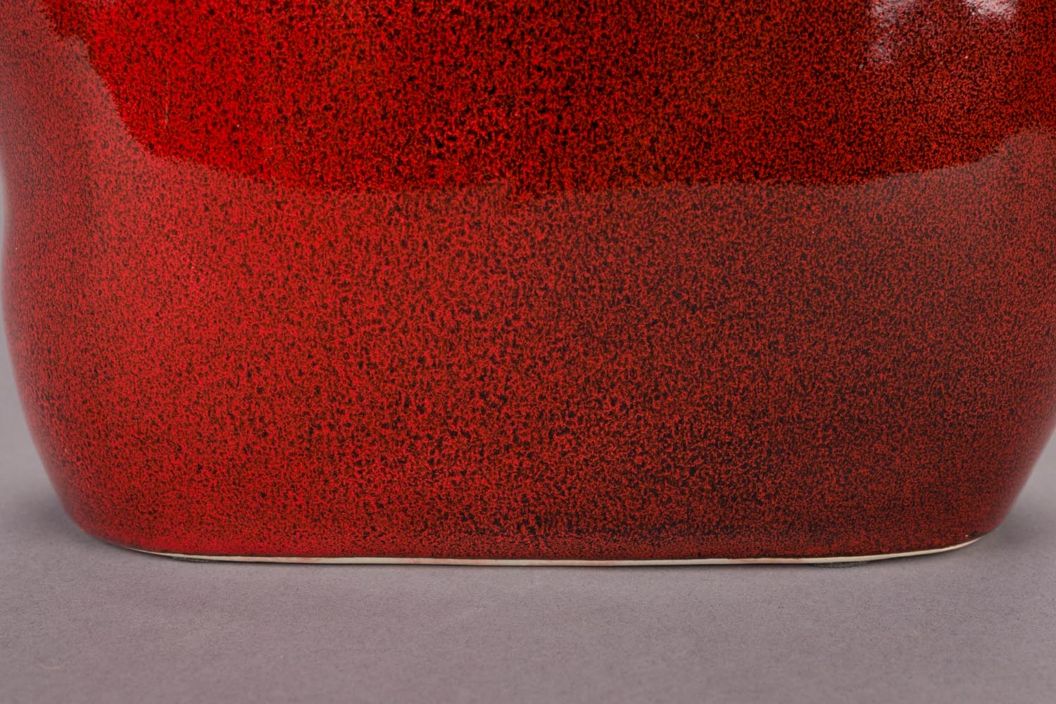 Die Vase Edna M von Dutchbone besticht durch ihr elegantes Design und ergänzt stilvoll jede moderne Einrichtung.