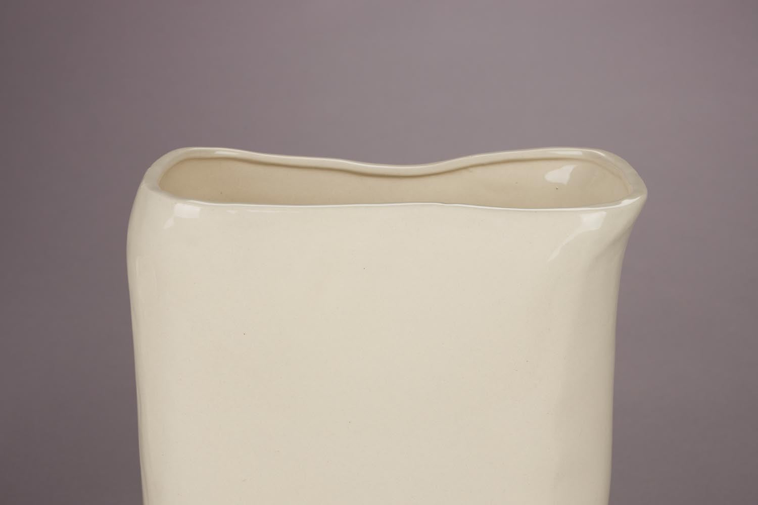 Die Vase Edna M von Dutchbone besticht durch ihr elegantes Design und ist ein stilvolles Highlight für jedes moderne Zuhause.