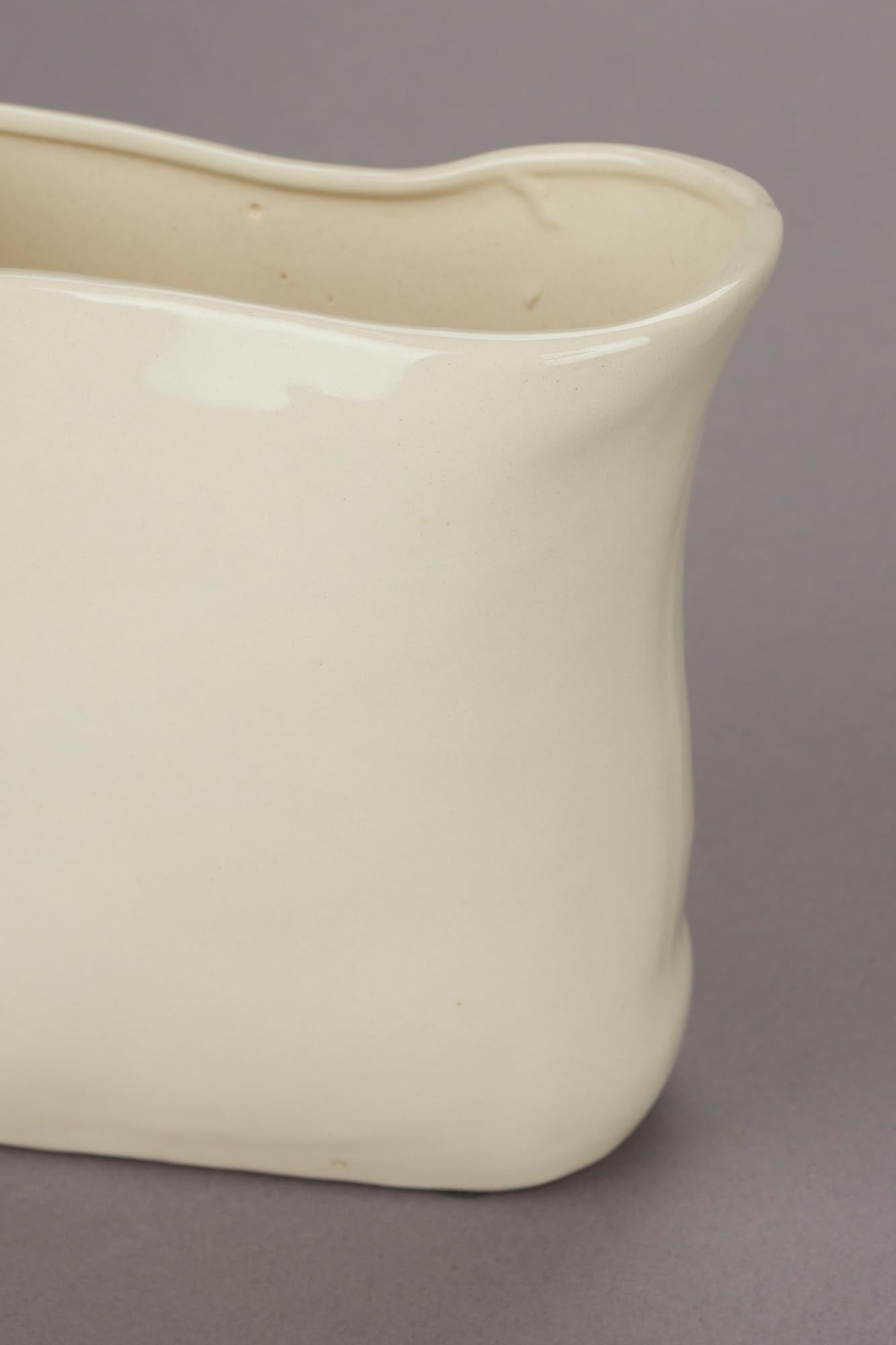 Die Vase Edna S von Dutchbone besticht durch ihr modernes Design und hochwertige Verarbeitung, ideal für stilvolle Räume.