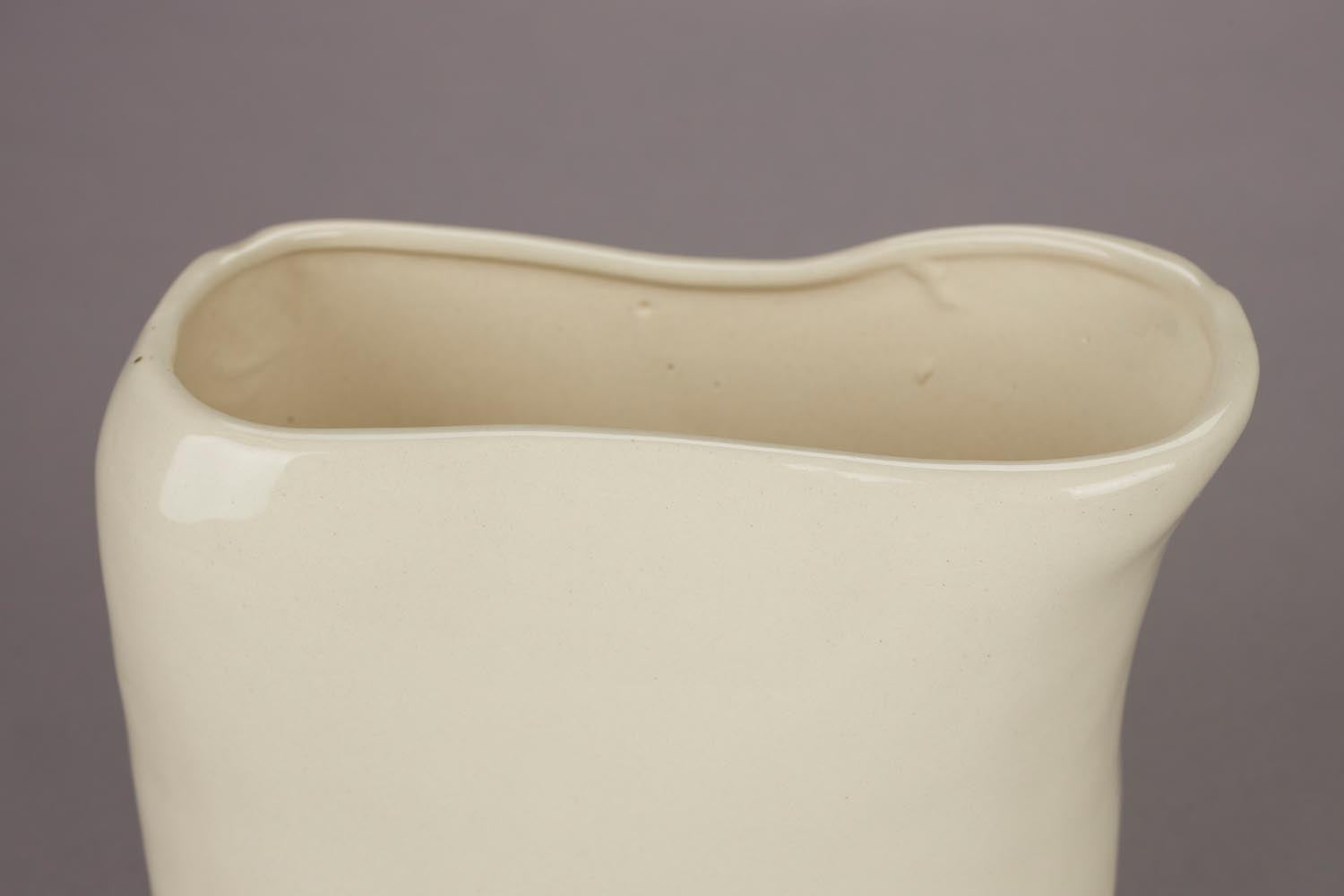 Die Dutchbone Vase Edna S vereint modernes Design mit Qualität, perfekt für elegante Wohnräume und stilvolle Dekoration.