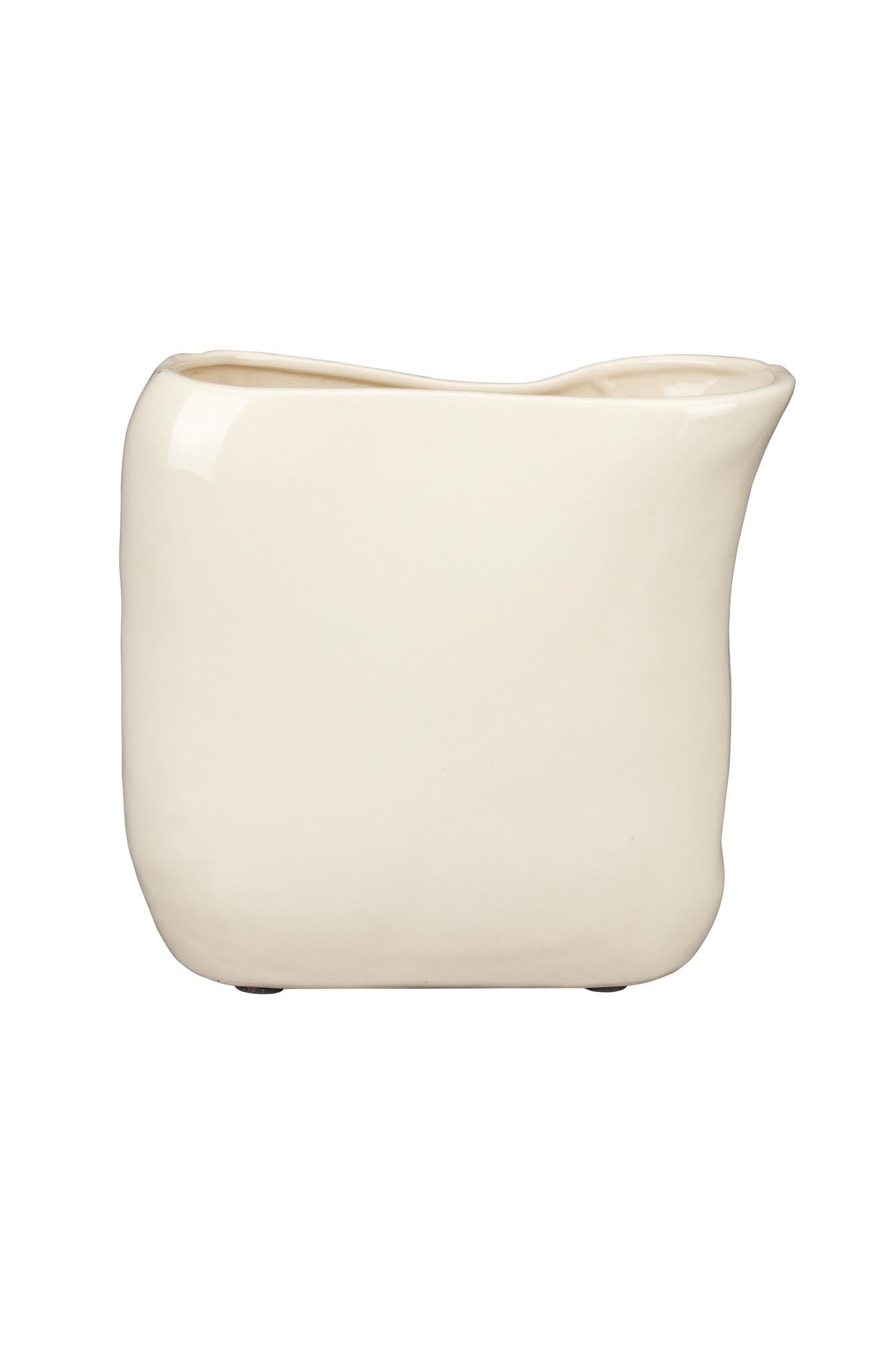 Die Vase Edna S von Dutchbone überzeugt mit modernem Stil und ist perfekt für elegante, zeitgemässe Dekorationen.