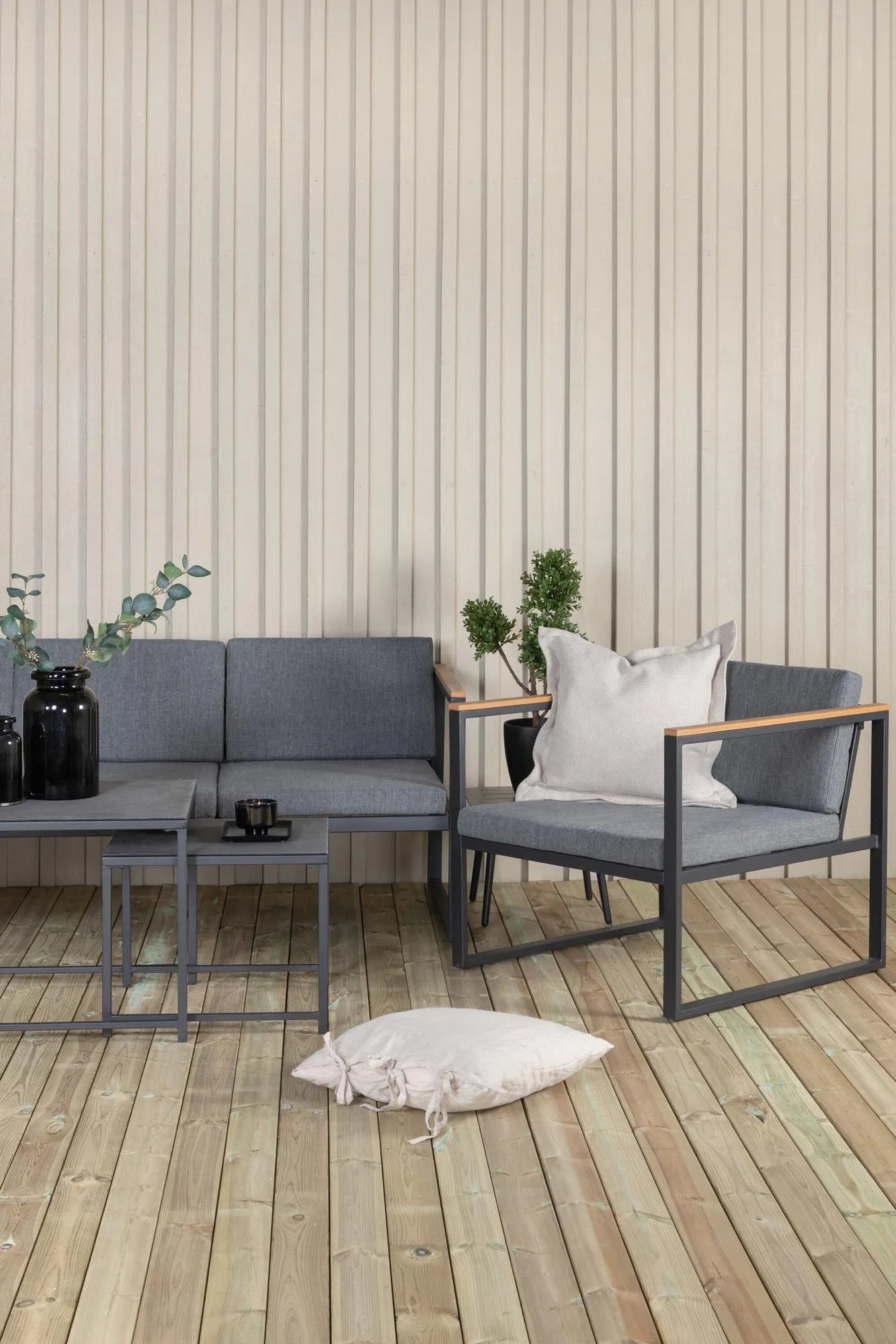 Elegantes Dakar Sofa Set für stilvolle Outdoor-Entspannung.